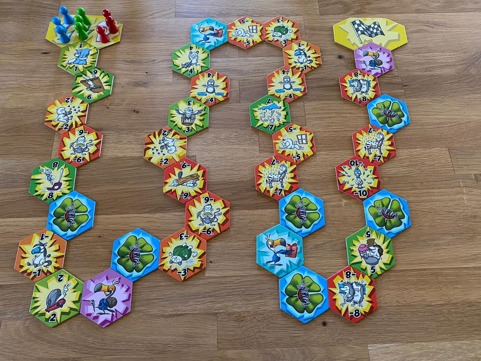 Zu sehen ist der Spielaufbau in der Standard-Spielvariante.