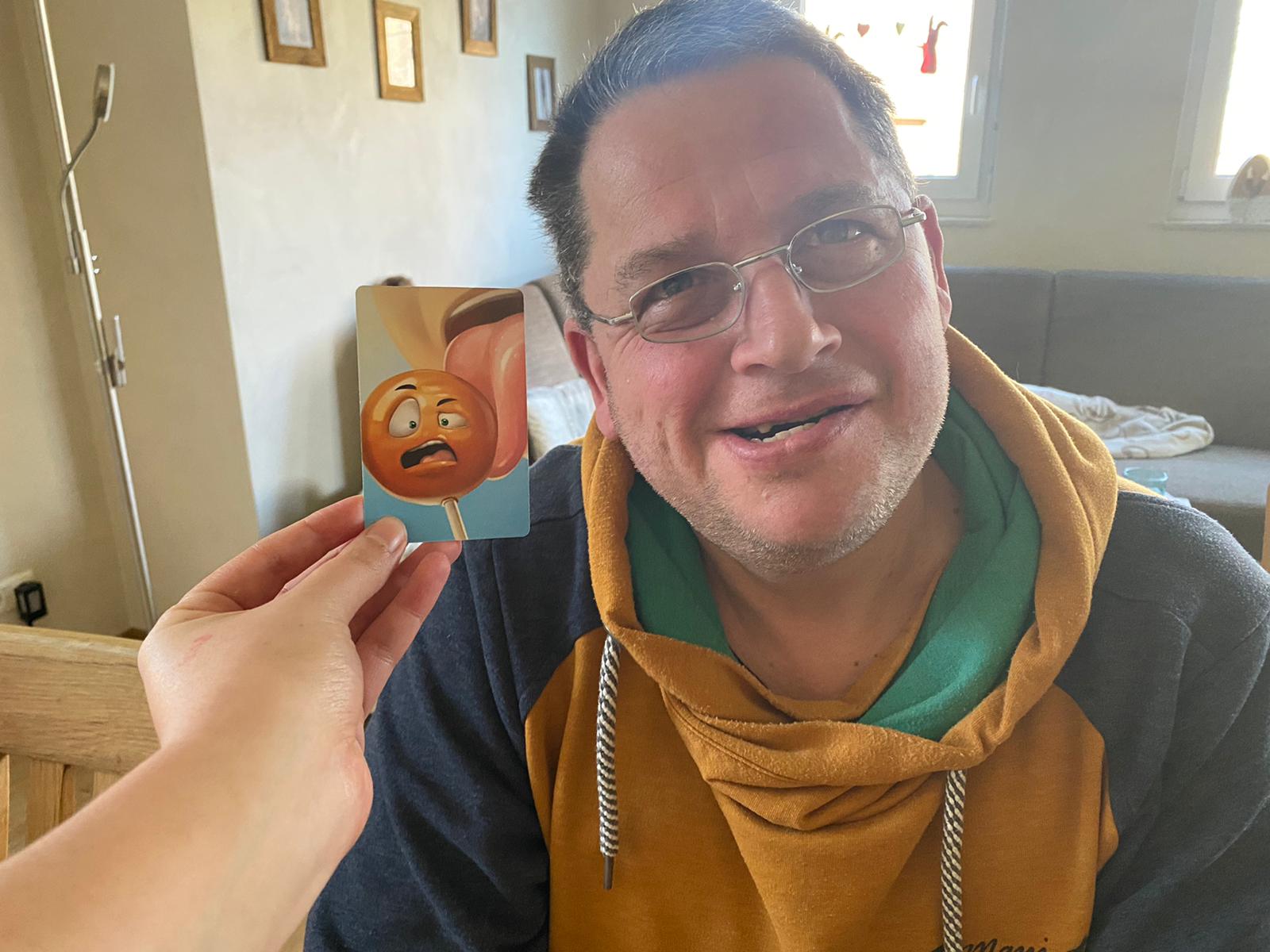 Zu sehen ist ein Mann, der eine Emotion nachahmt.