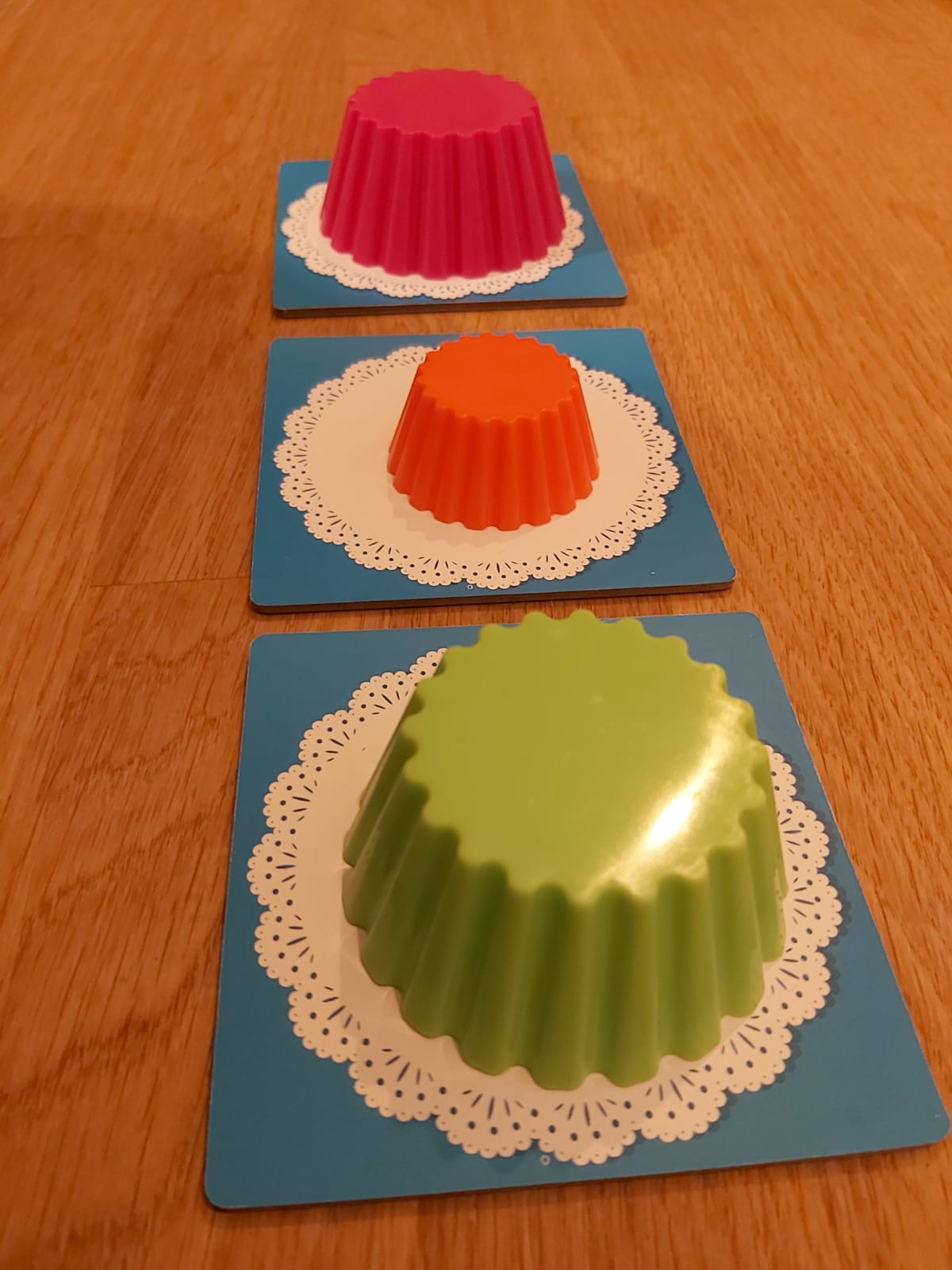 Zu sehen sind die bunten Cupcake-Förmchen auf dem blauen Teller-Set