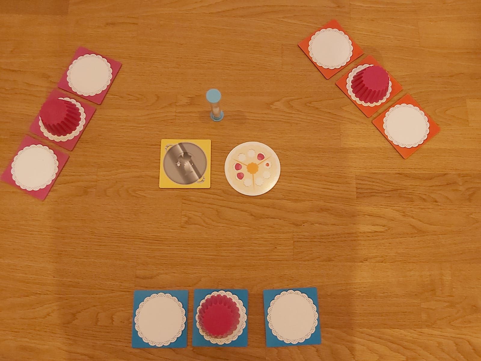 Zu sehen ist der Spielaufbau für 3 Spieler:innen