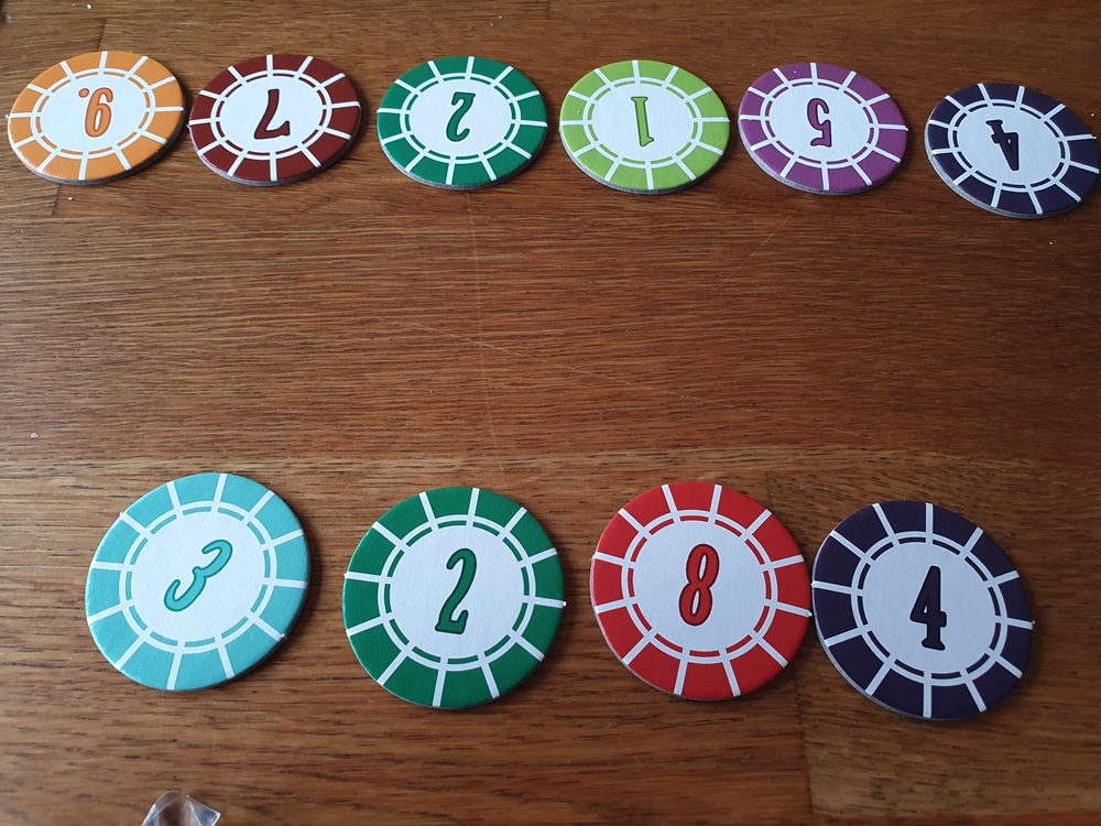 Gegenüber sitzende Spielende haben erfolgreich eine Auslage geschafft.