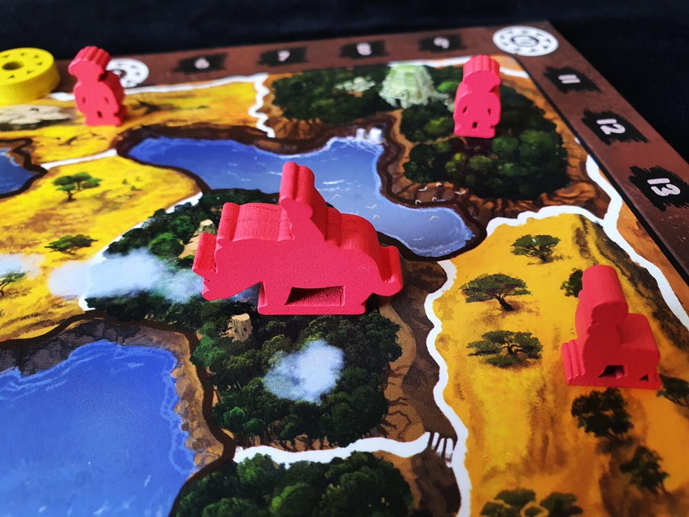 In roter Spielerfarbe verschiedene Figuren auf dem Spielbrett