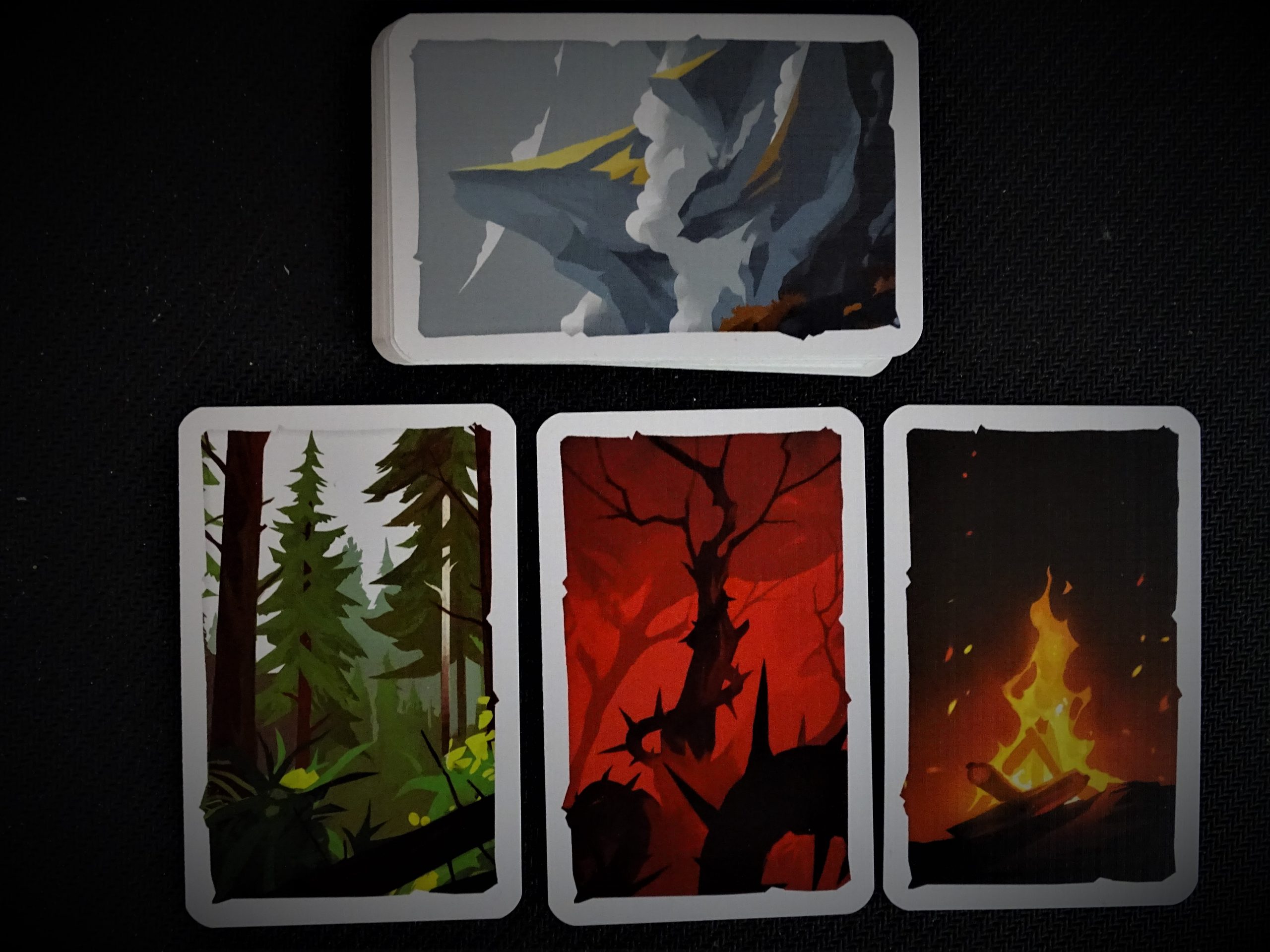 Die Kartenrücken geben Infos, was voraussichtlich auf die Spielenden warten wird. 