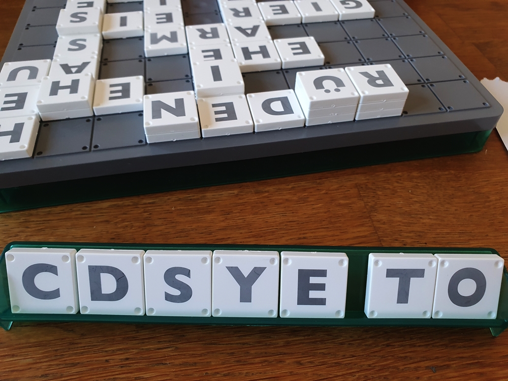 Spielfeld mit Wörtern belegt, Spielertableau mit Buchstaben