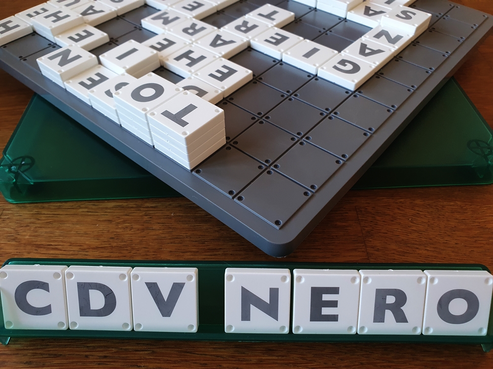 Halb gedrehtes Spielbrett mit Buchstaben belegt