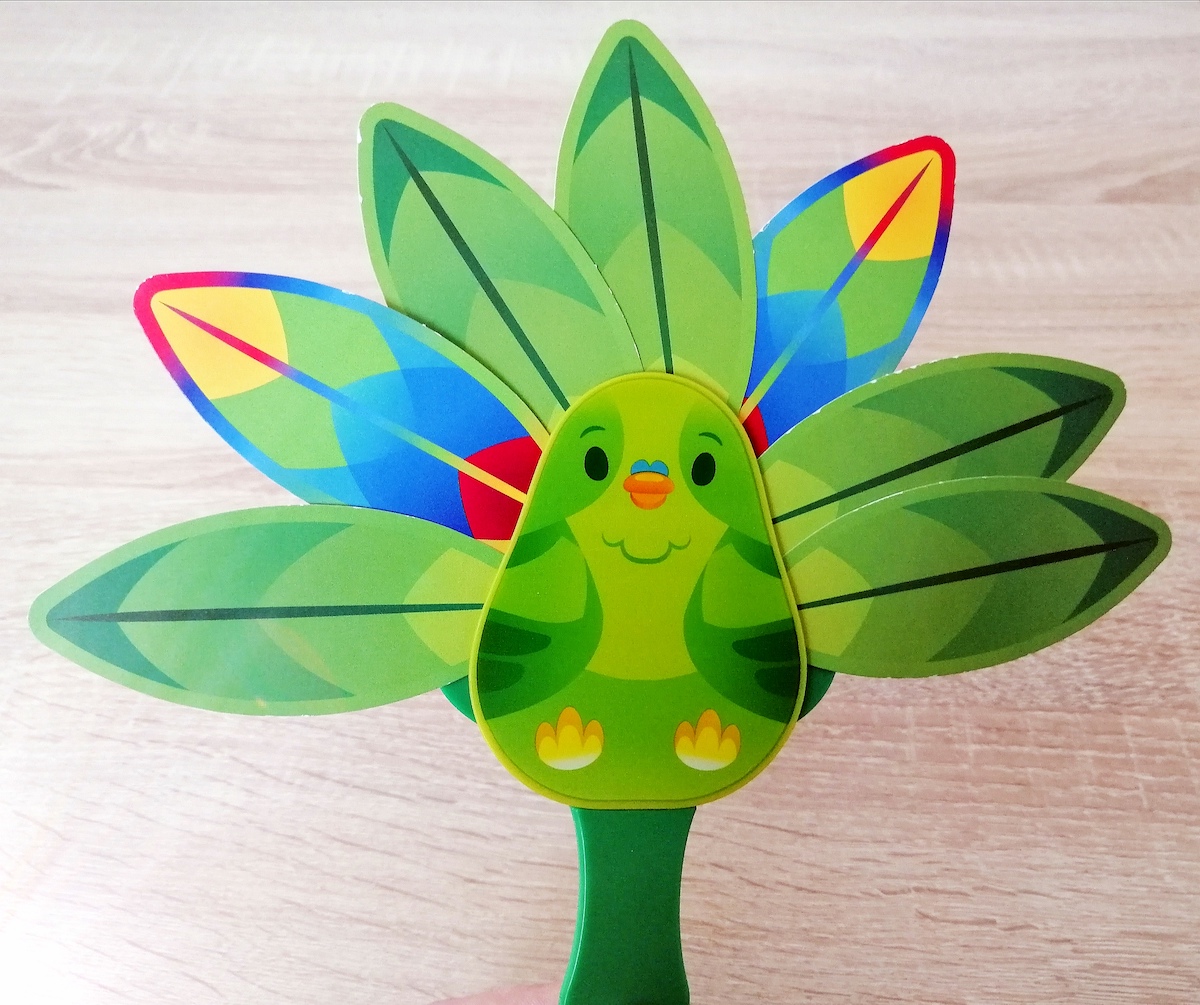 Vögelchen erstrahlt in seinem Federkleid