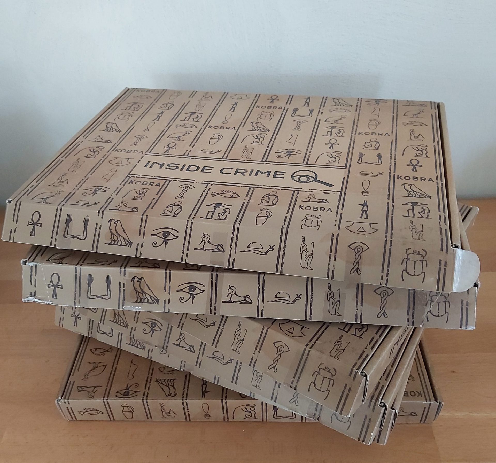 Zu sehen sind die 6 Spielboxen von Inside Crime.