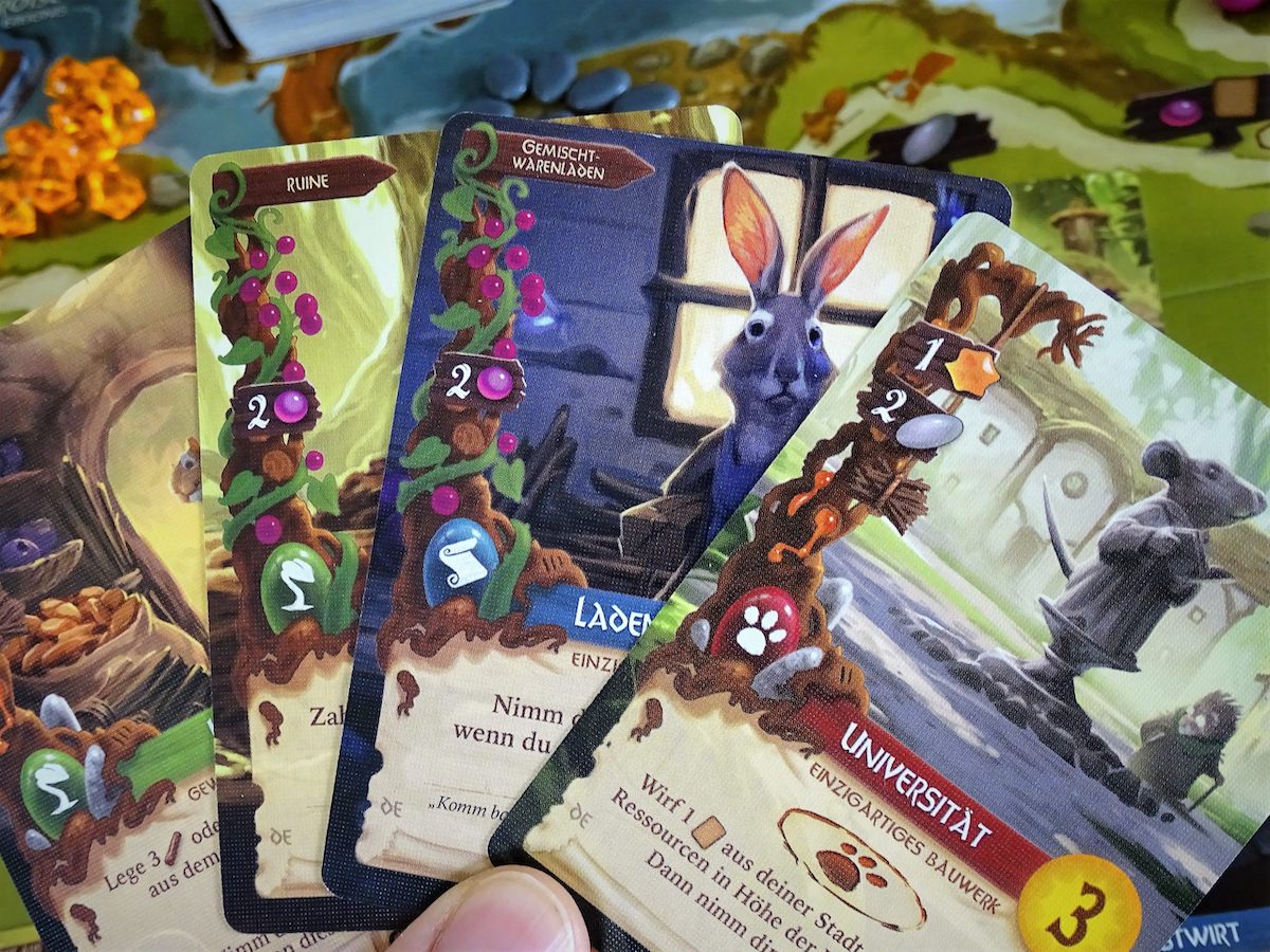 Vier Handkarten zeigen allerhand Infos