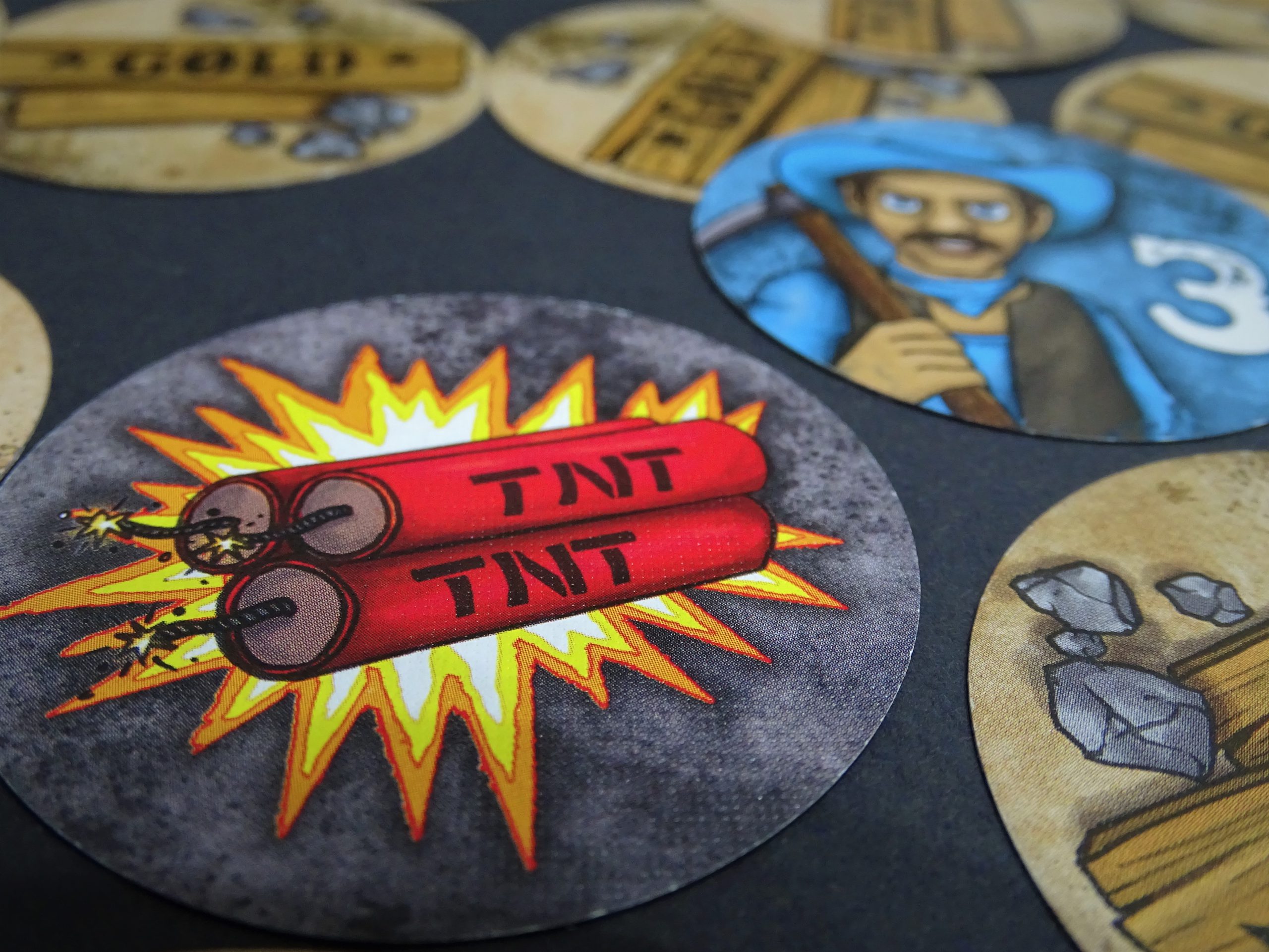 Eine Stange Dynamit jagt alles in die Luft.