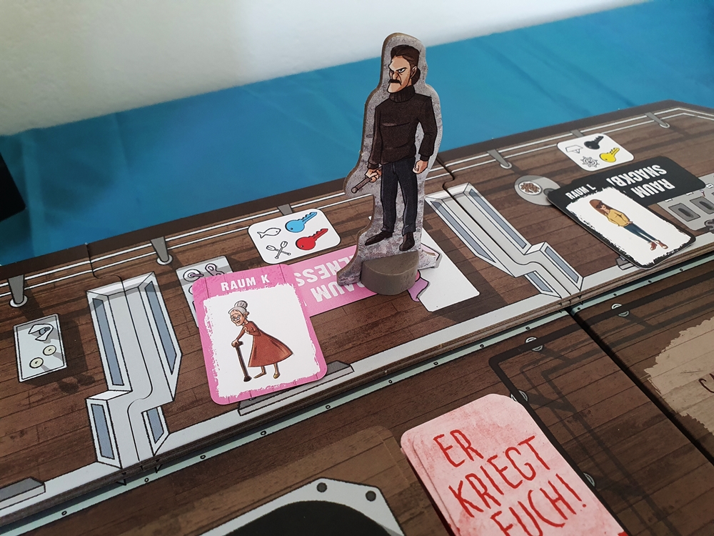 In einem Raum des Oberdecks steht der Killer