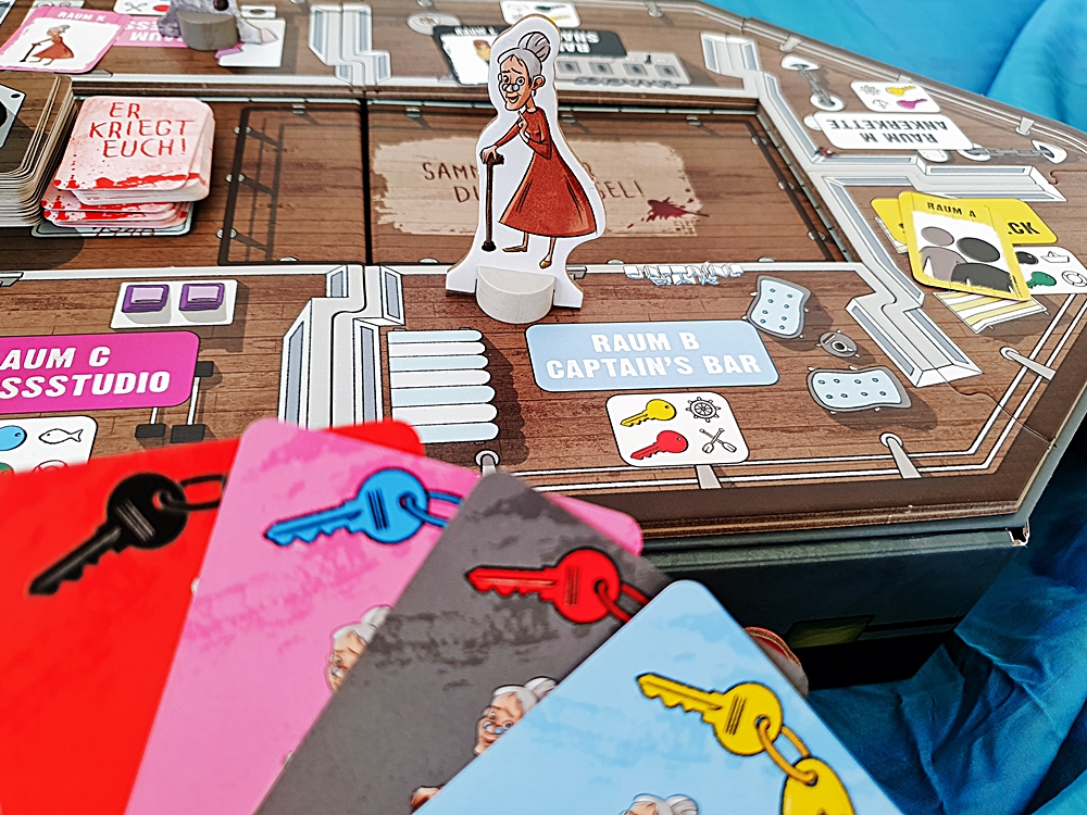 Raum im Oberdeck mit einer Spielfigur, Karten mit passenden Schlüsseln.