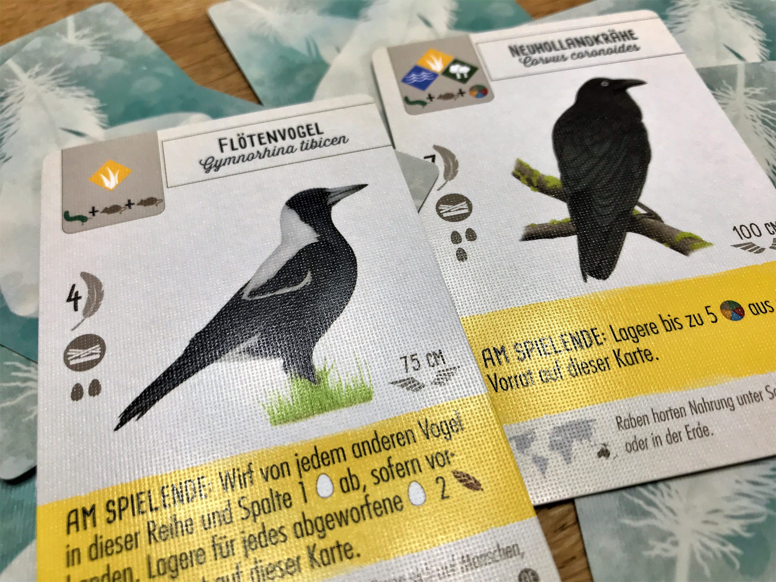 Zwei Karten mit gelber Fähigkeit. 