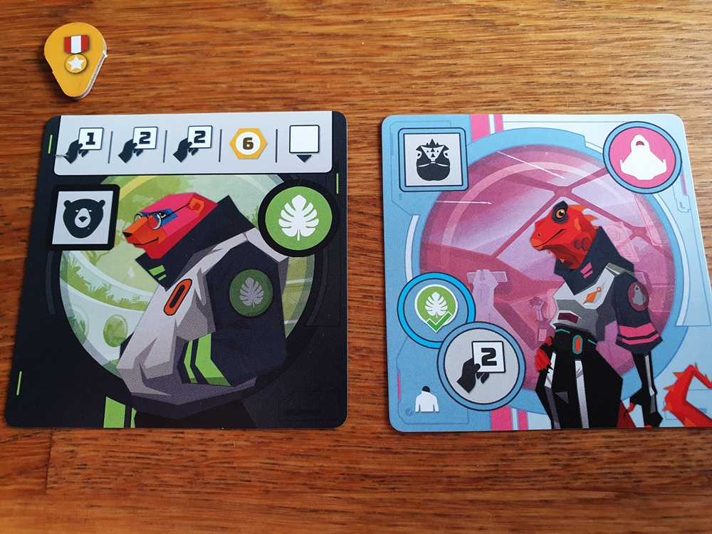 Die Kommandokarte zeigt ihren Beruf Botaniker, welches für die danebenliegende Mannschaftskarte Voraussetzung ist.