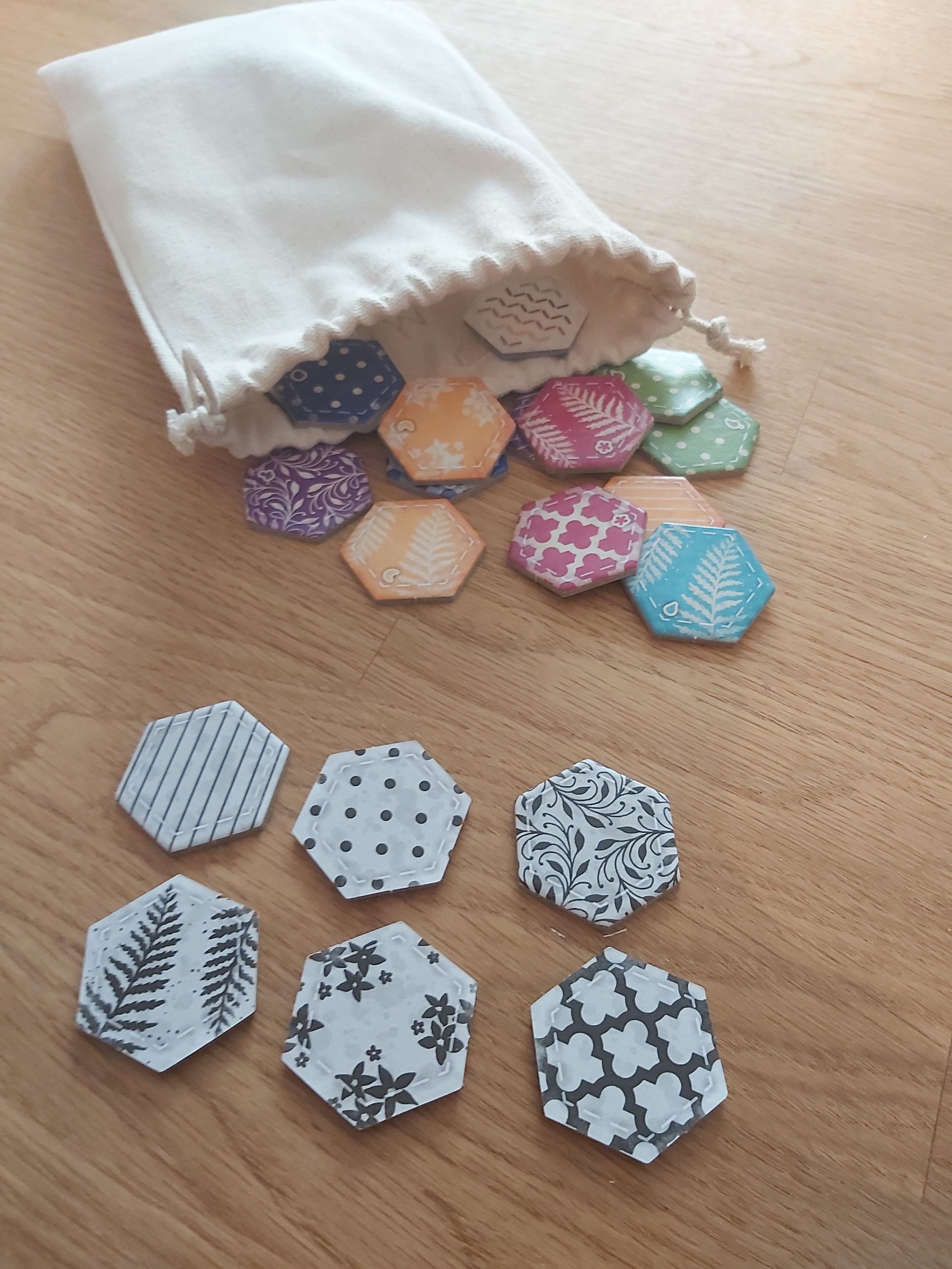 Zu sehen sind die Stoffplättchen von Calico.