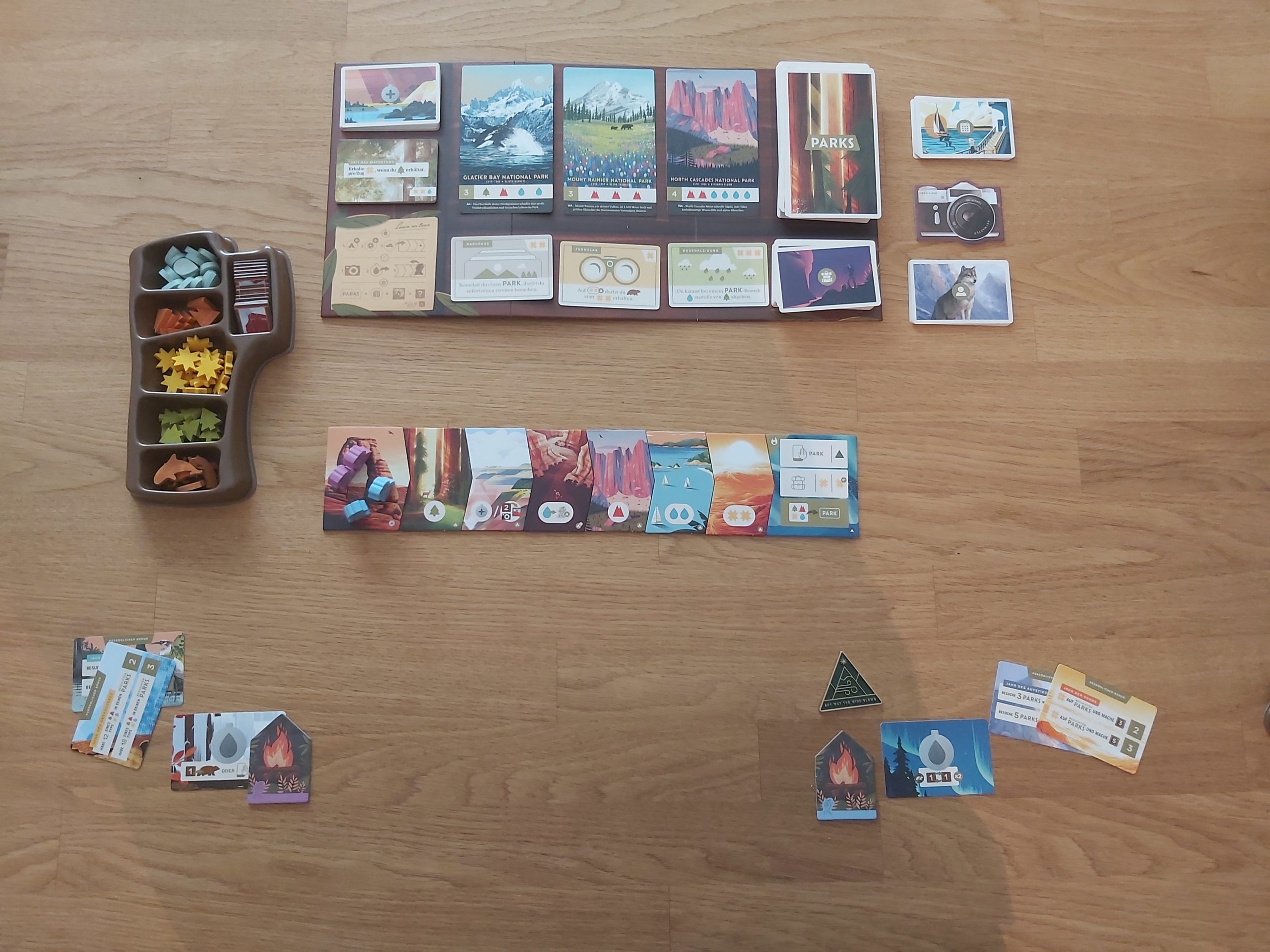 Zu sehen ist der Spielaufbau von PARKS für 2 Spielende.