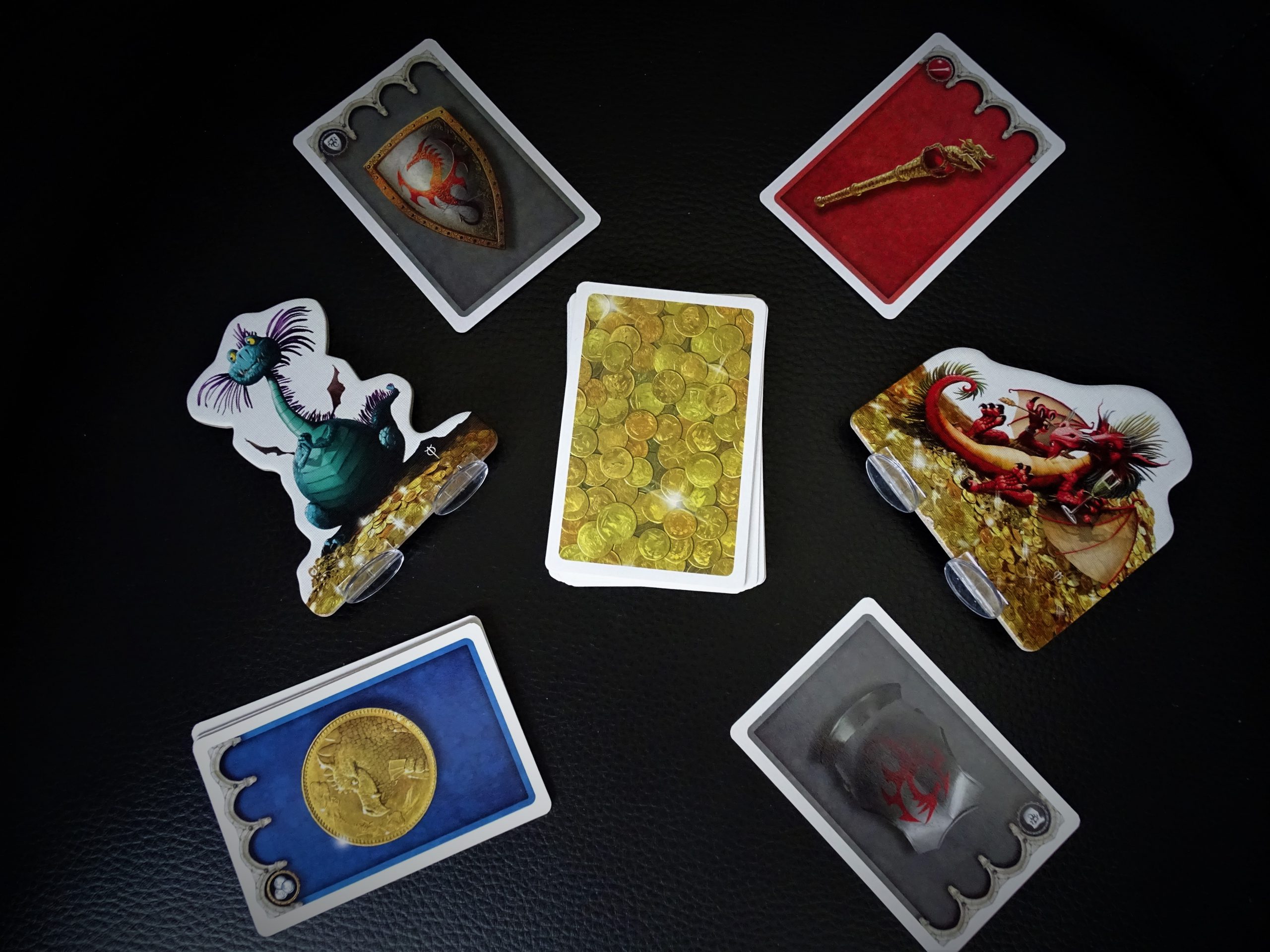 Für vier Spielende werden vier Startkarten ausgelegt. 