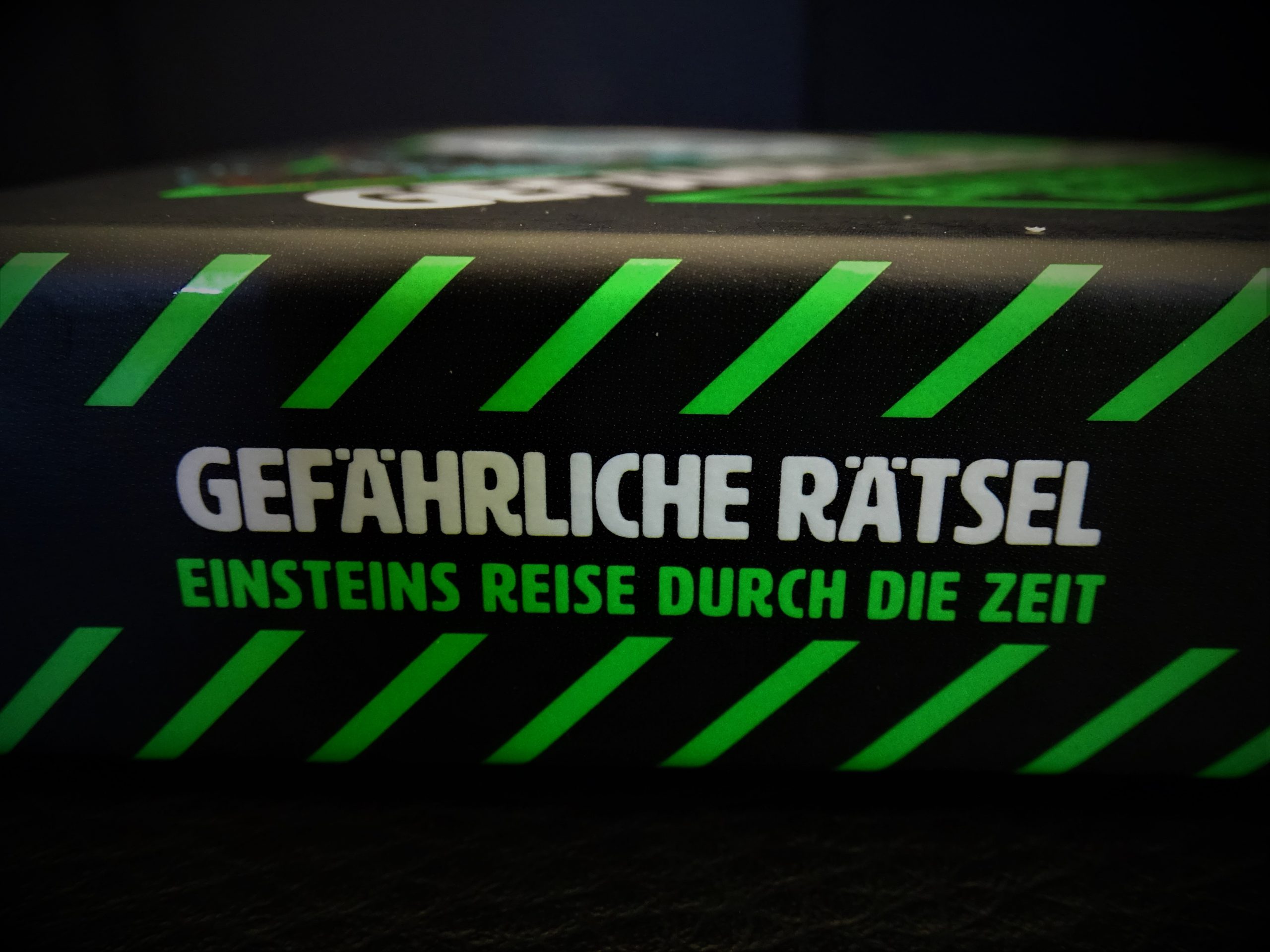 Blick auf die Seite der schlanken Schachtel