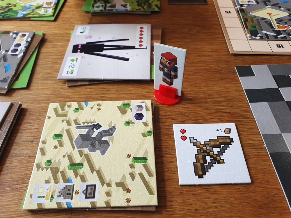 Spielsituation: zur Wahl steht ein Gebäude, ein zu bekämpfendes Monster, eine Waffe