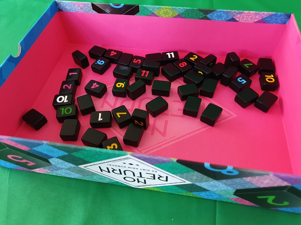 Spieldeckel mit weggelegten Steinen