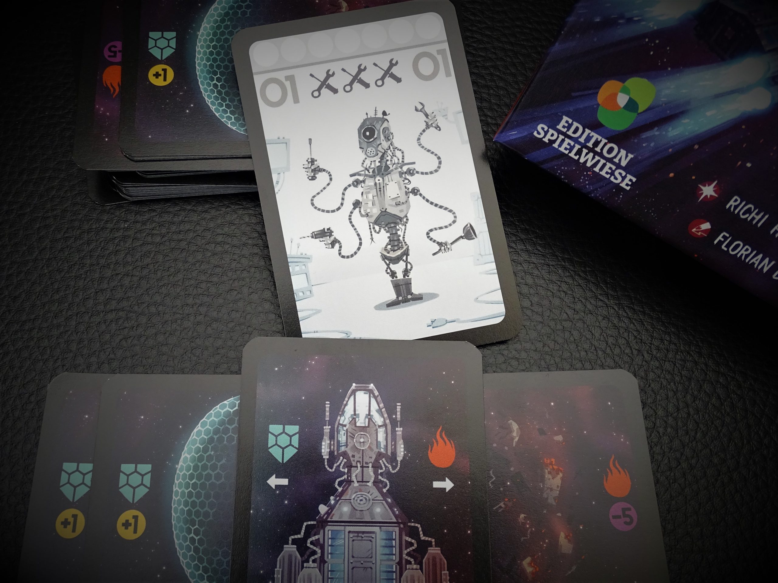 Die Karte 1 gewinnt sicher keinen Stich, repariert aber 3 Schaden am eigenen Schiff.