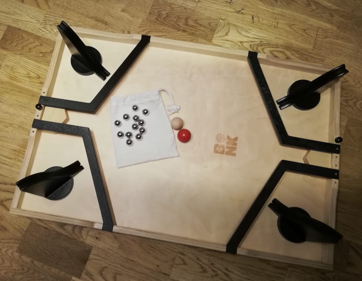 Gesamte Spielfeld mit Spielmaterialen