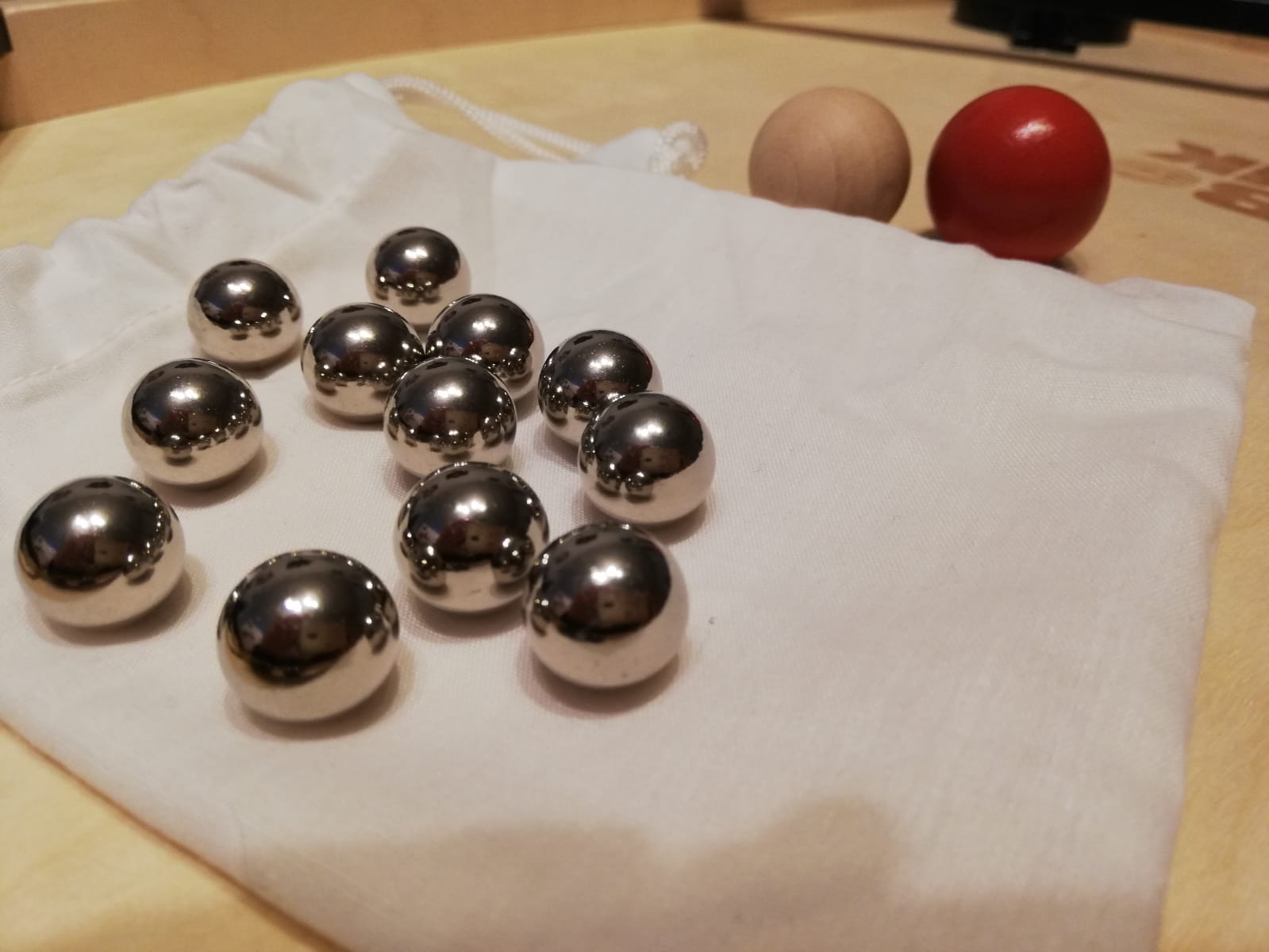 12 Stahlkugeln und 2 Holzkugeln