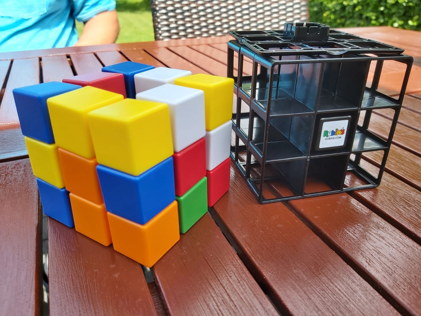 Zu sehen ist Der Rubik's Cage. 