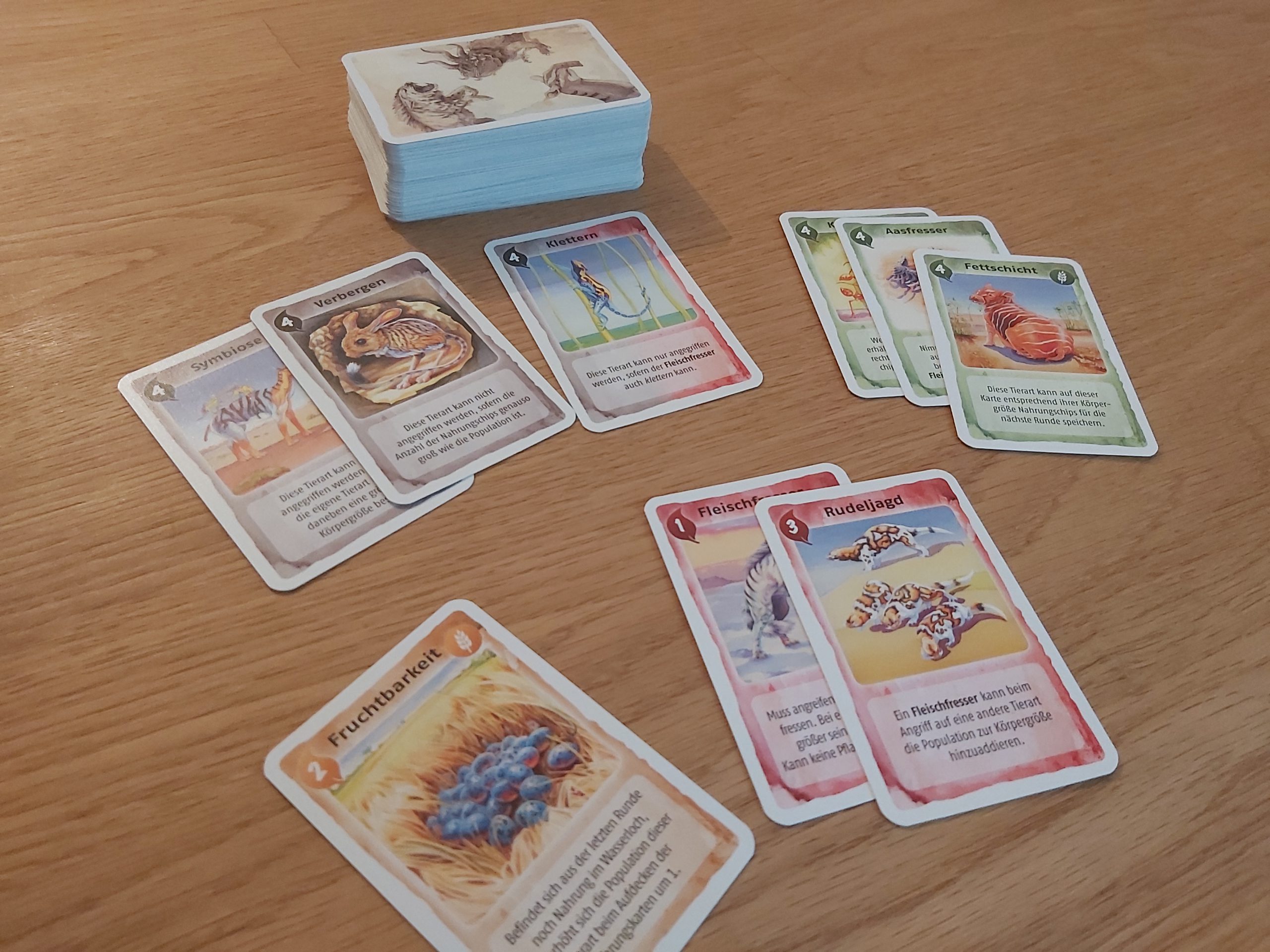 Zu sehen sind die Eigenschaftskarten von Evolution