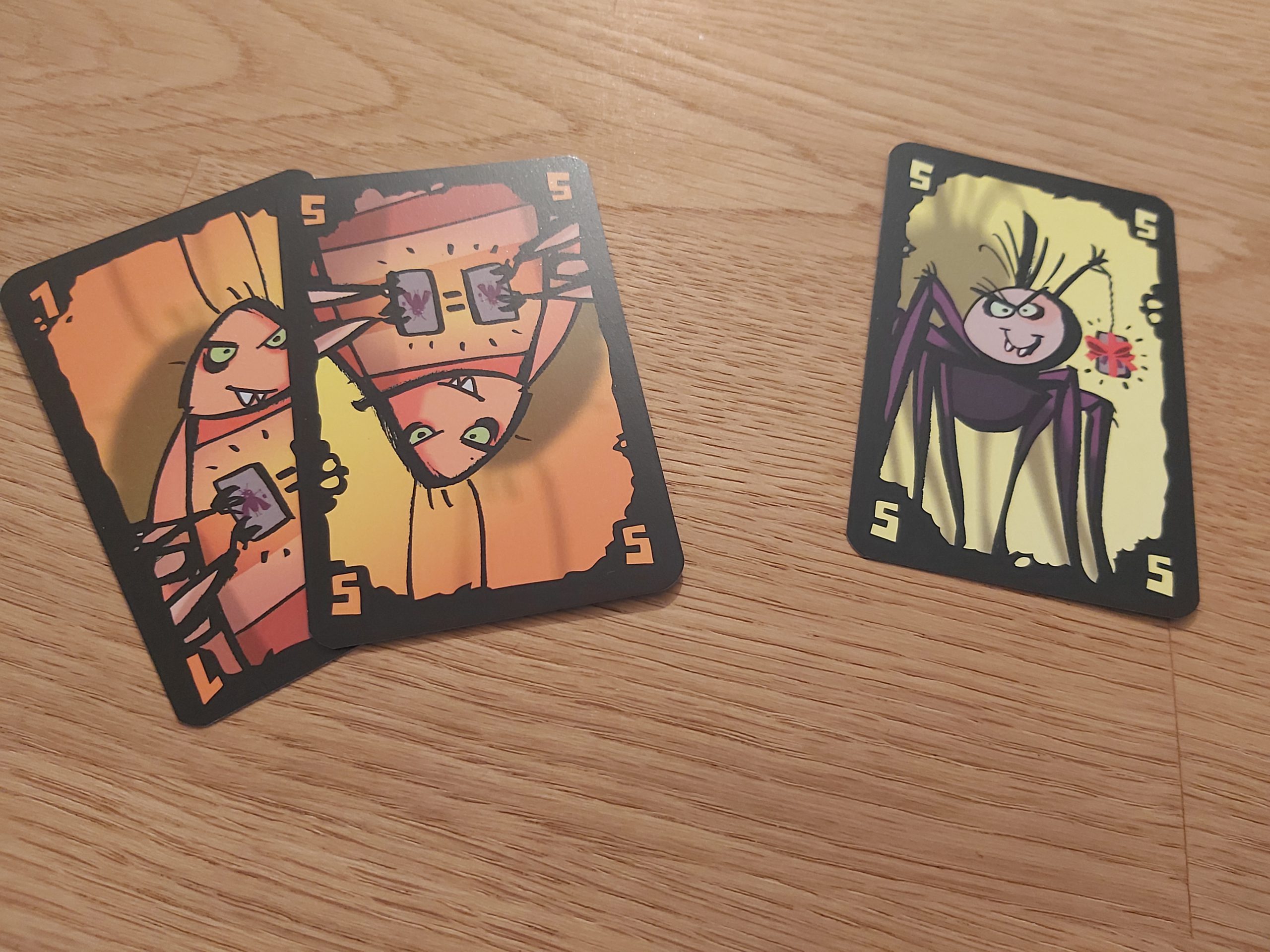 Zu sehen sind die Spinnen- & Kakerlaken-Karten von Mogel Motte.