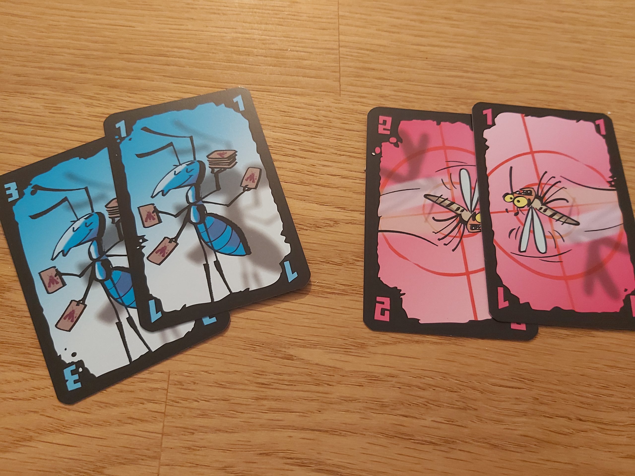 Zu sehen sind die Mücken- & Ameisenkarten von Mogel Motte.