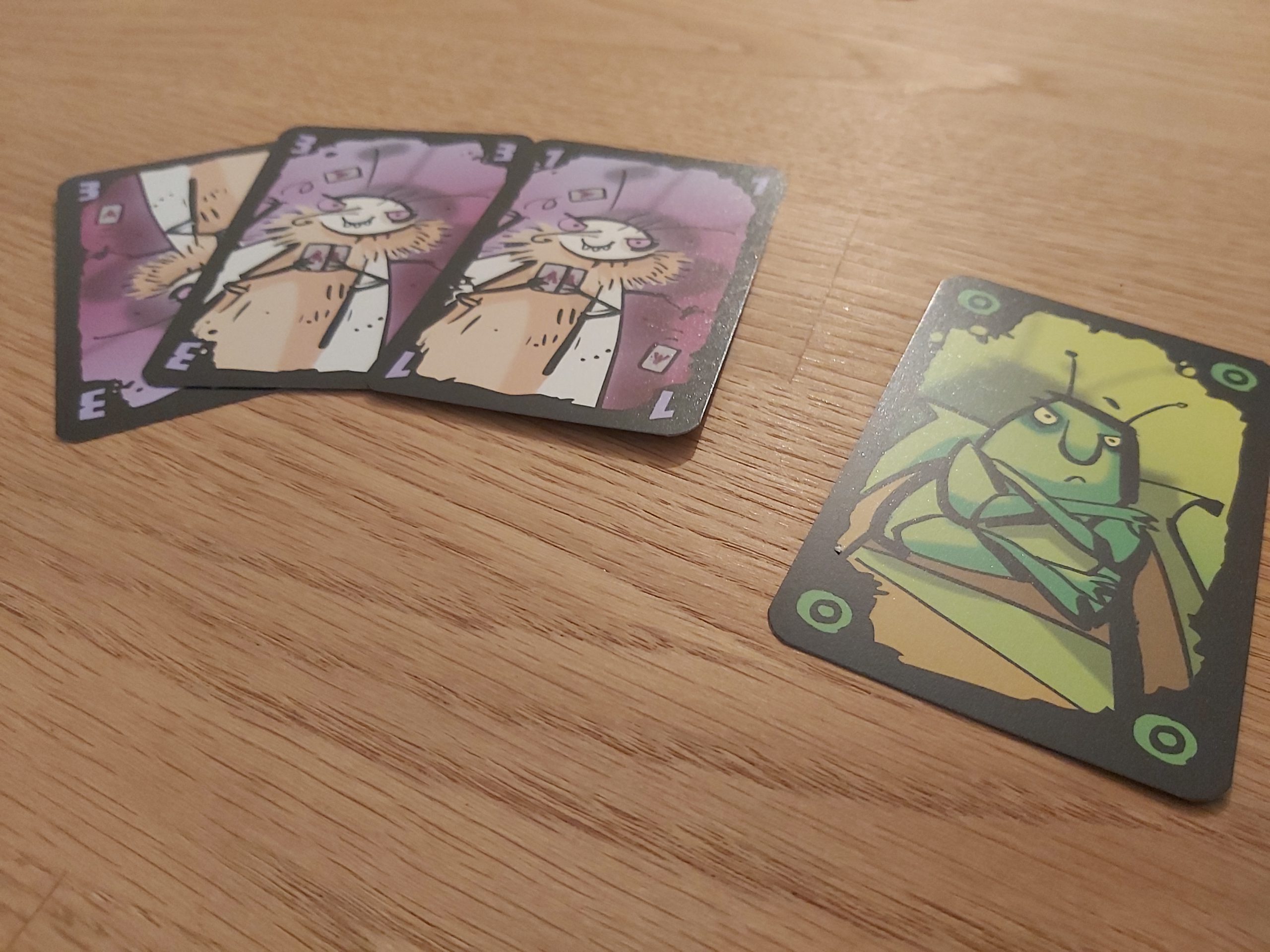 Zu sehen sind die Mogelmotten & Wächterwanze-Karten