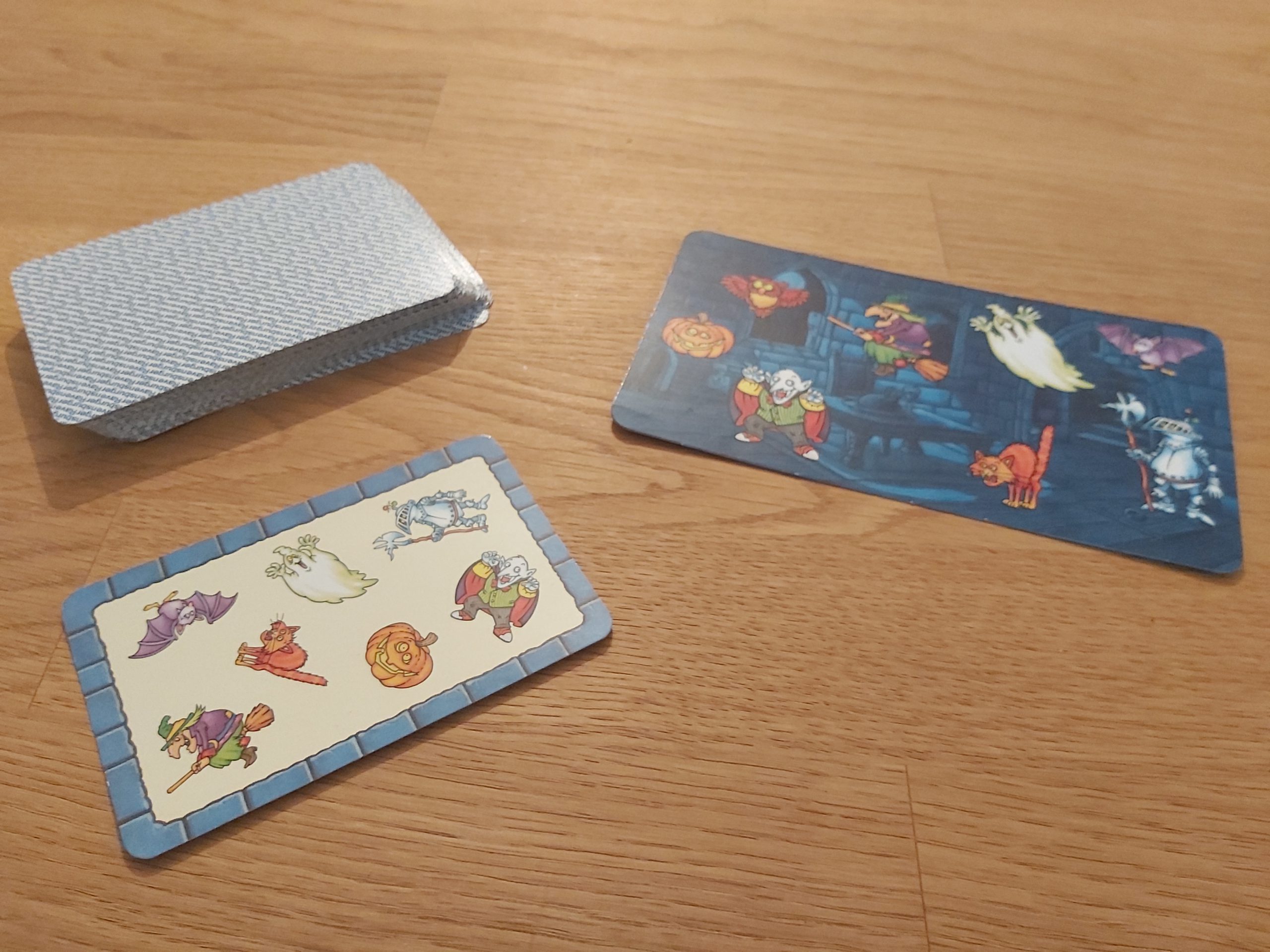 Zu sehen sind die Spielkarten von Gruselino