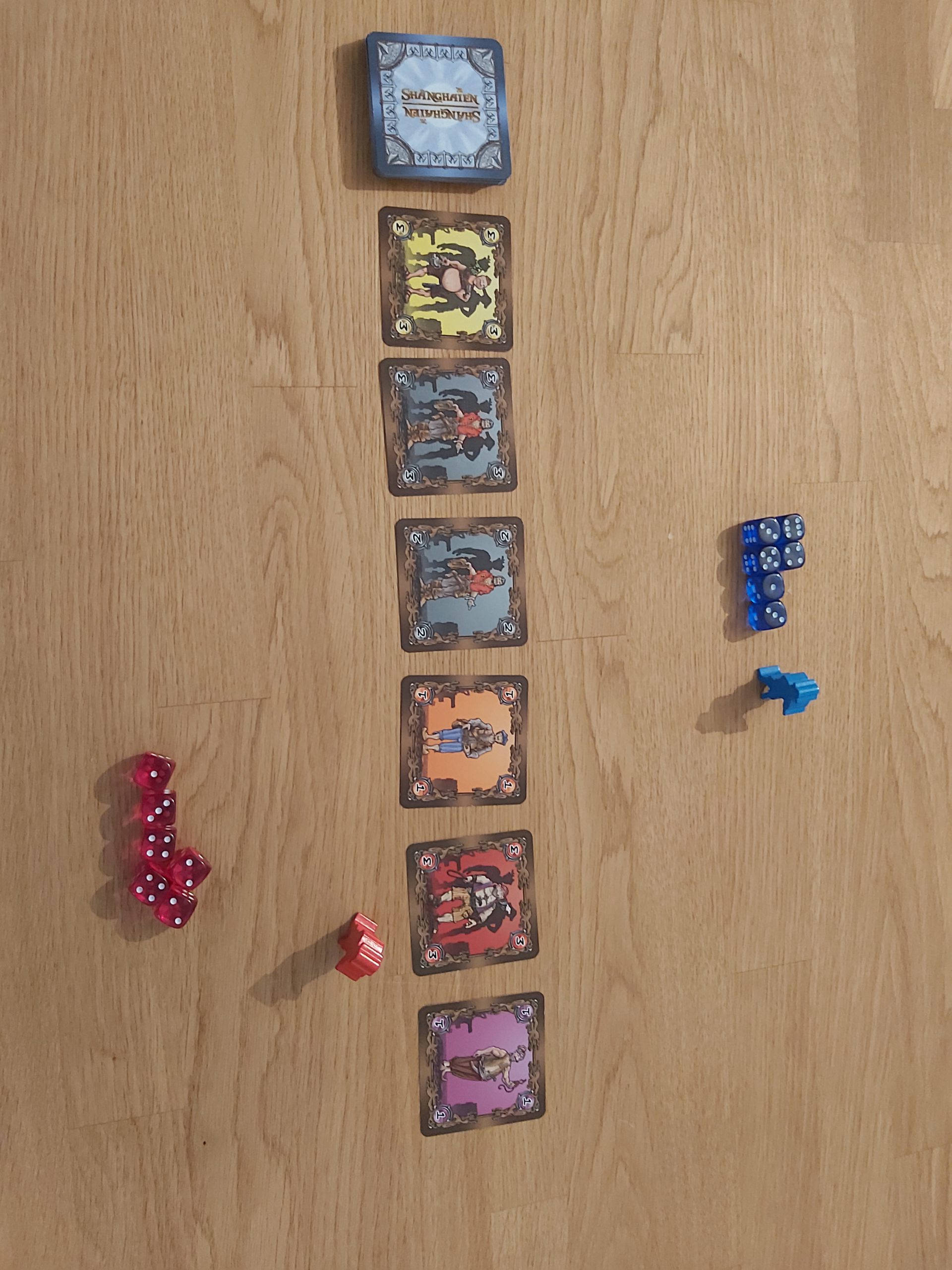 Zu sehen ist der Spielaufbau von Shanghaien.