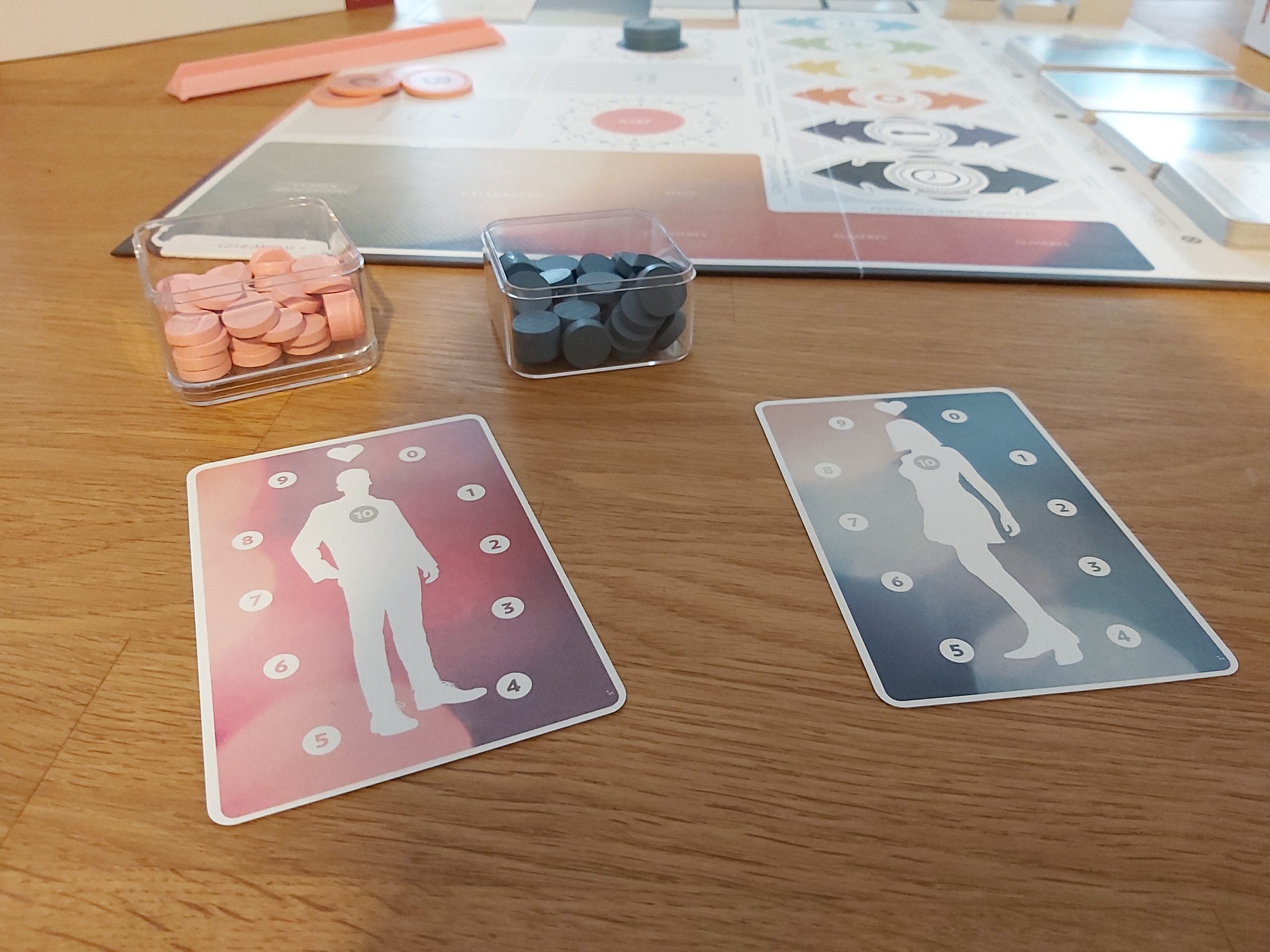 Jede Person verfügt über eigenes Spielmaterial, welches auf dem Foto zu sehen ist. 