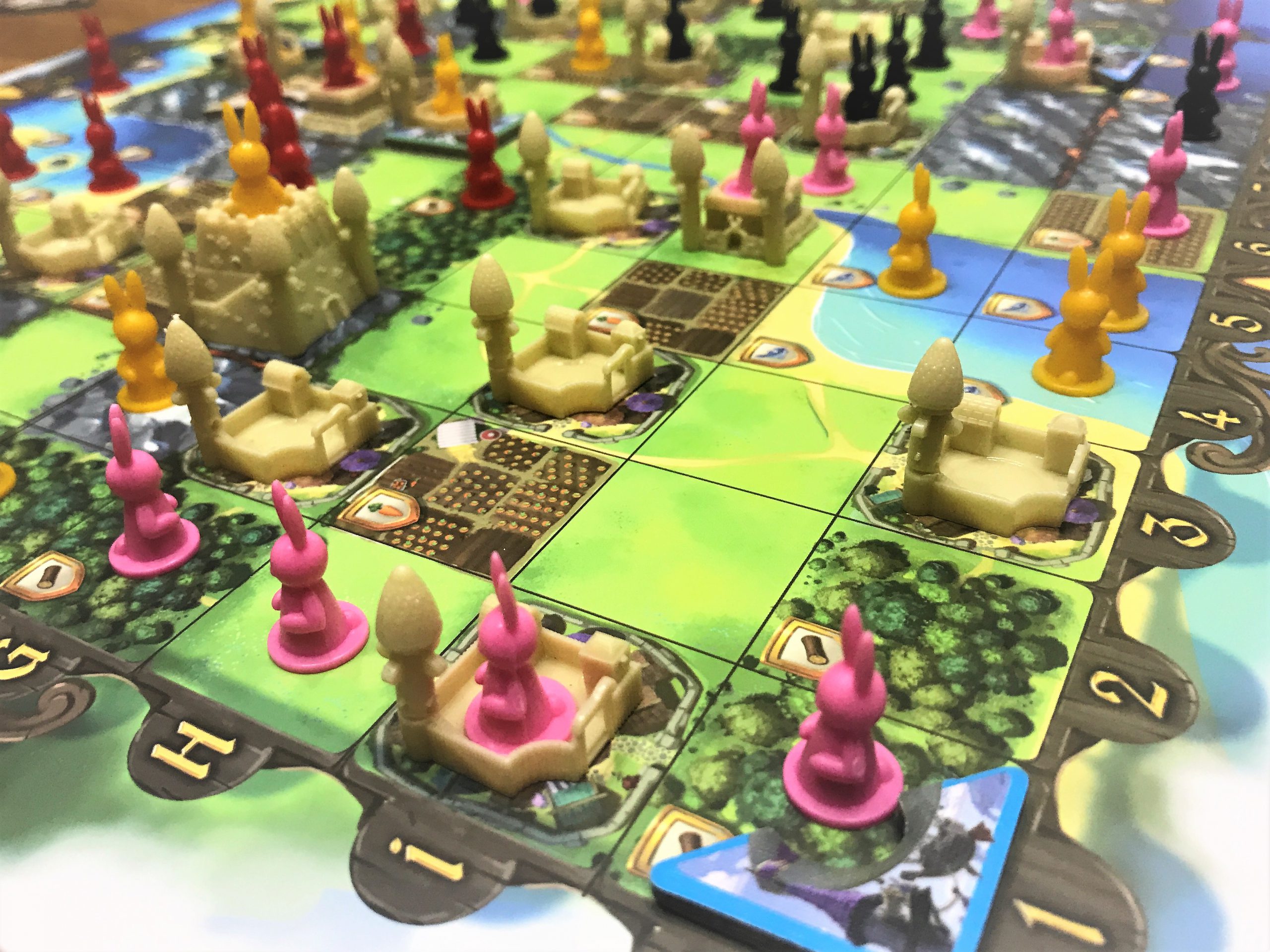 Das Spielfeld von der Seitenperspektive.