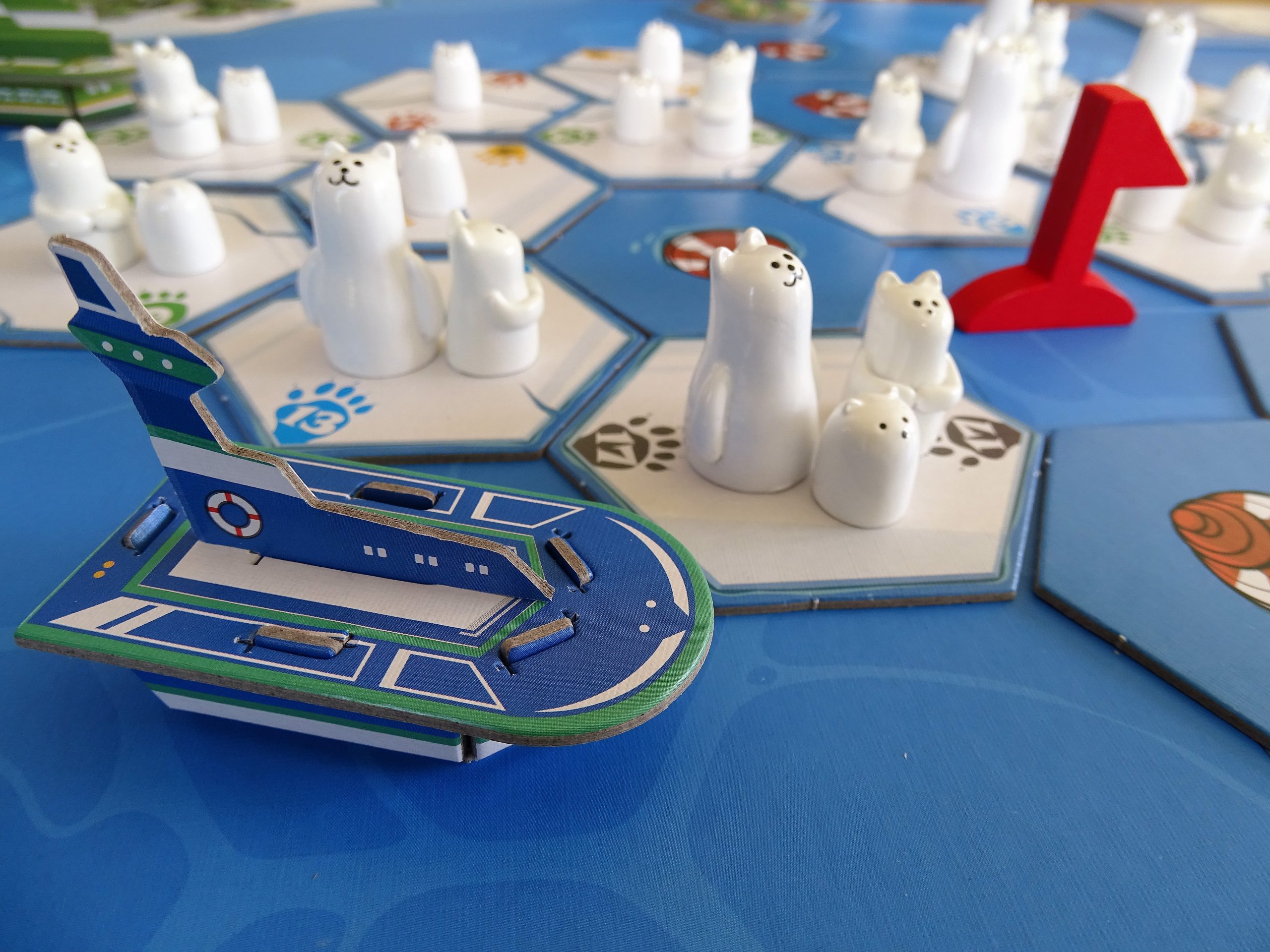 Ein Schiff ist bereit Einsbären zu laden.