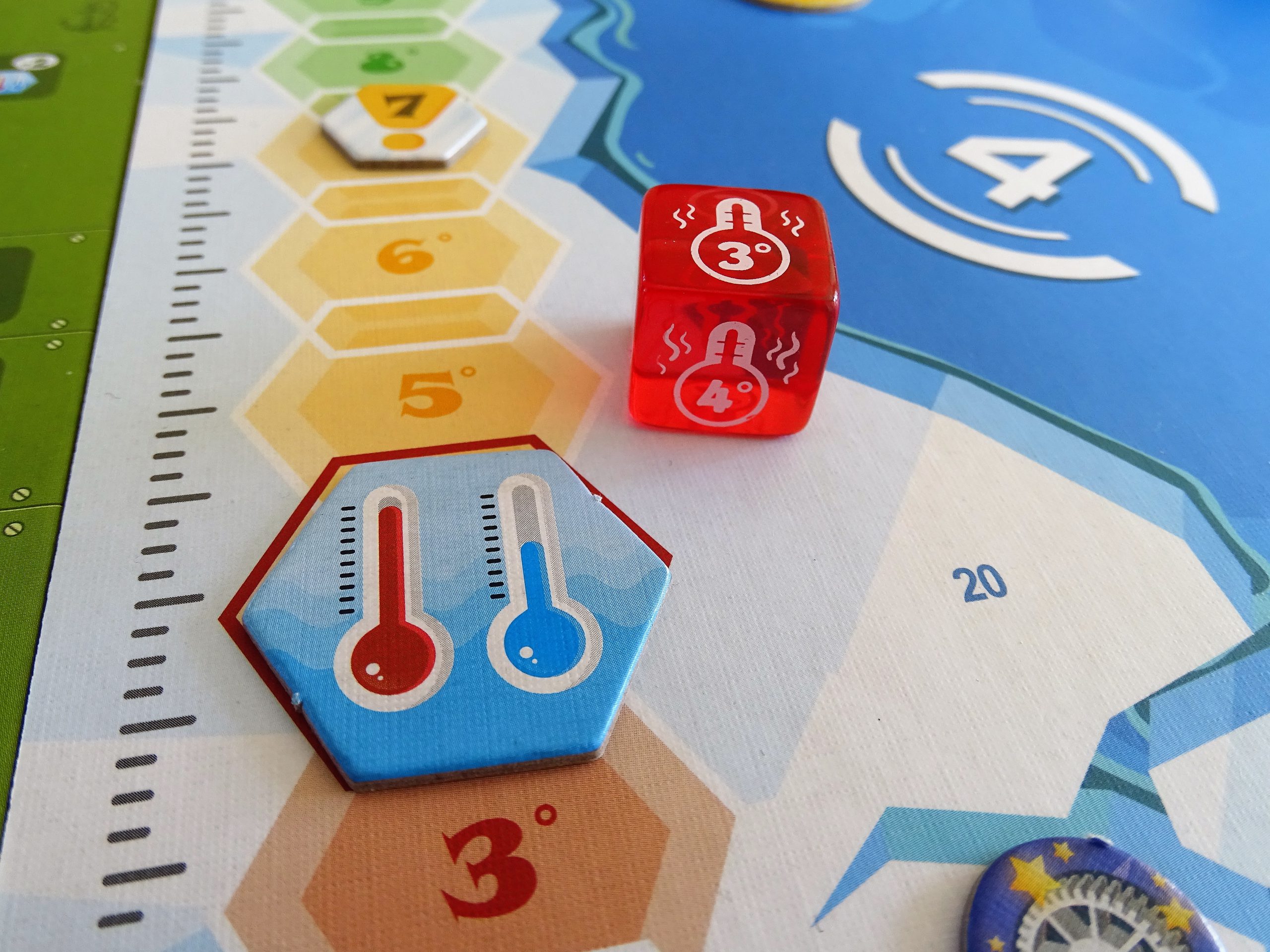 Ein Würfel, zwei Marker und eine Skala regeln den Temperaturanstieg im Eis.