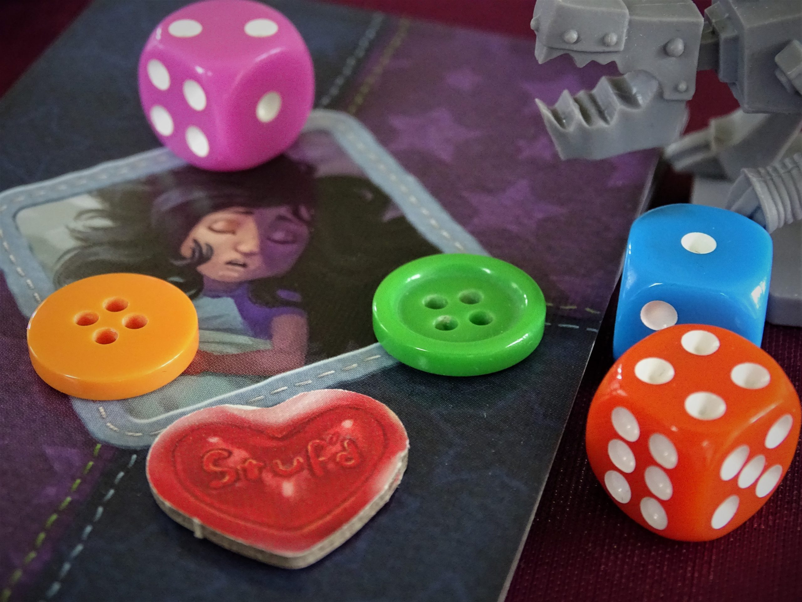 Ein Blick auf das farbenfrohe Spielmaterial