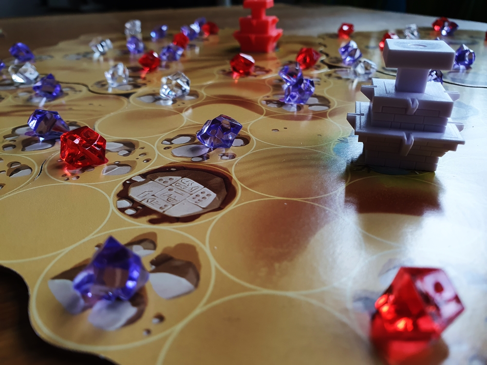 Spielbrett zu Beginn: Brunnen und zahlreiche Edelsteine