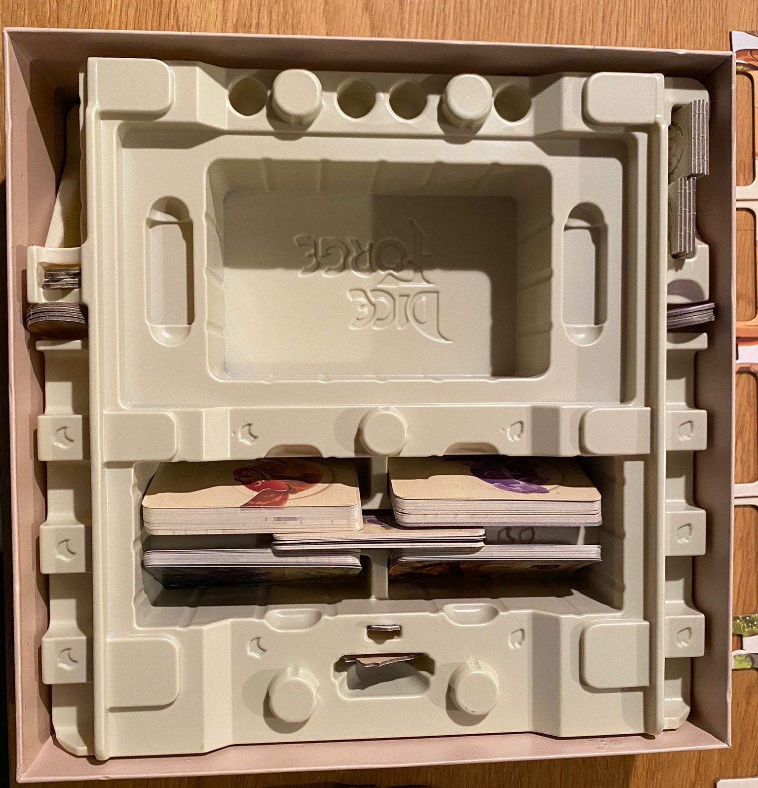 Zu sehen ist das Spielinlay von Dice Forge.