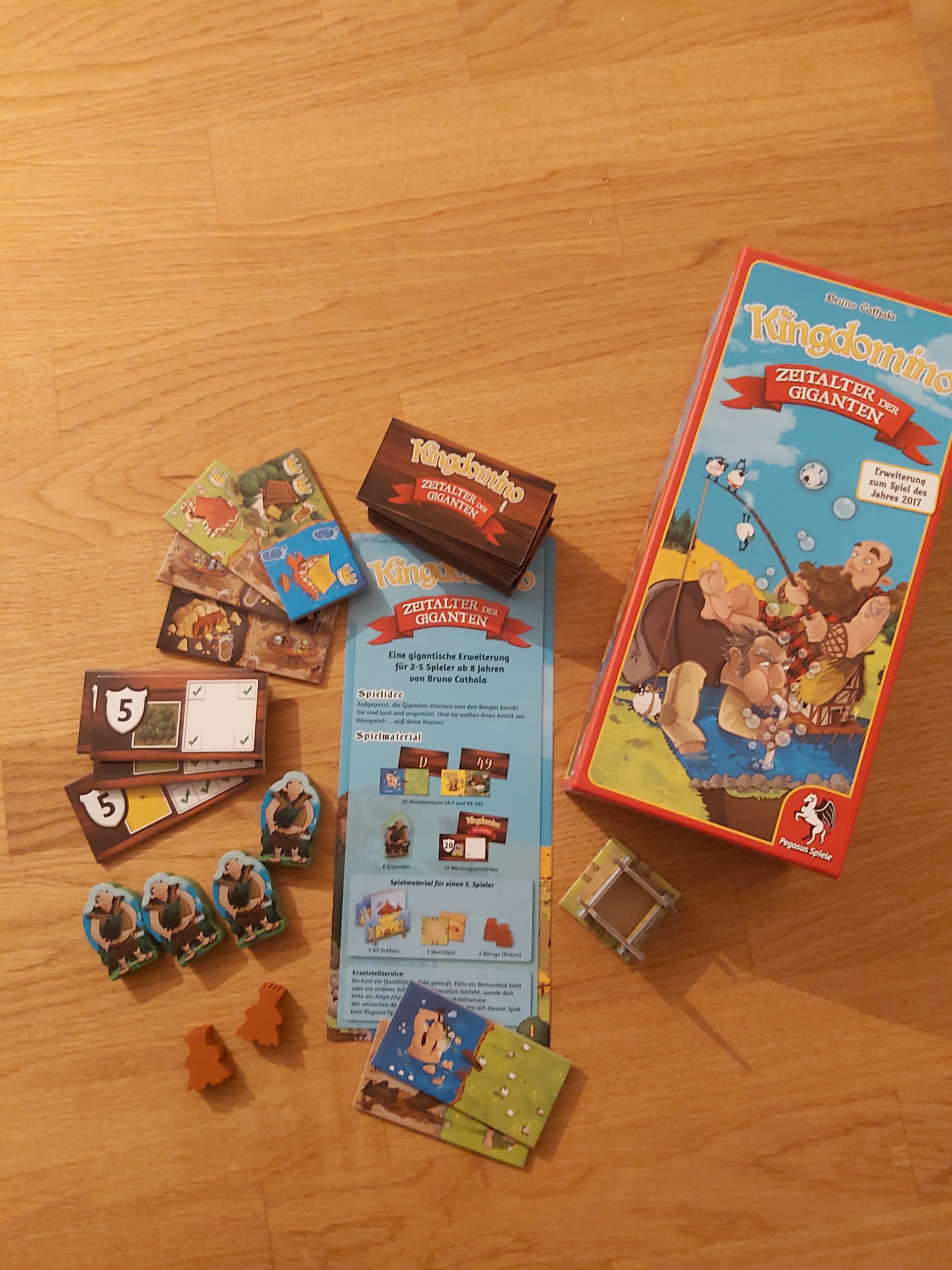 Zu sehen ist die Erweiterung Kingdomino - Zeitalter der Giganten mit dem gesamten Material