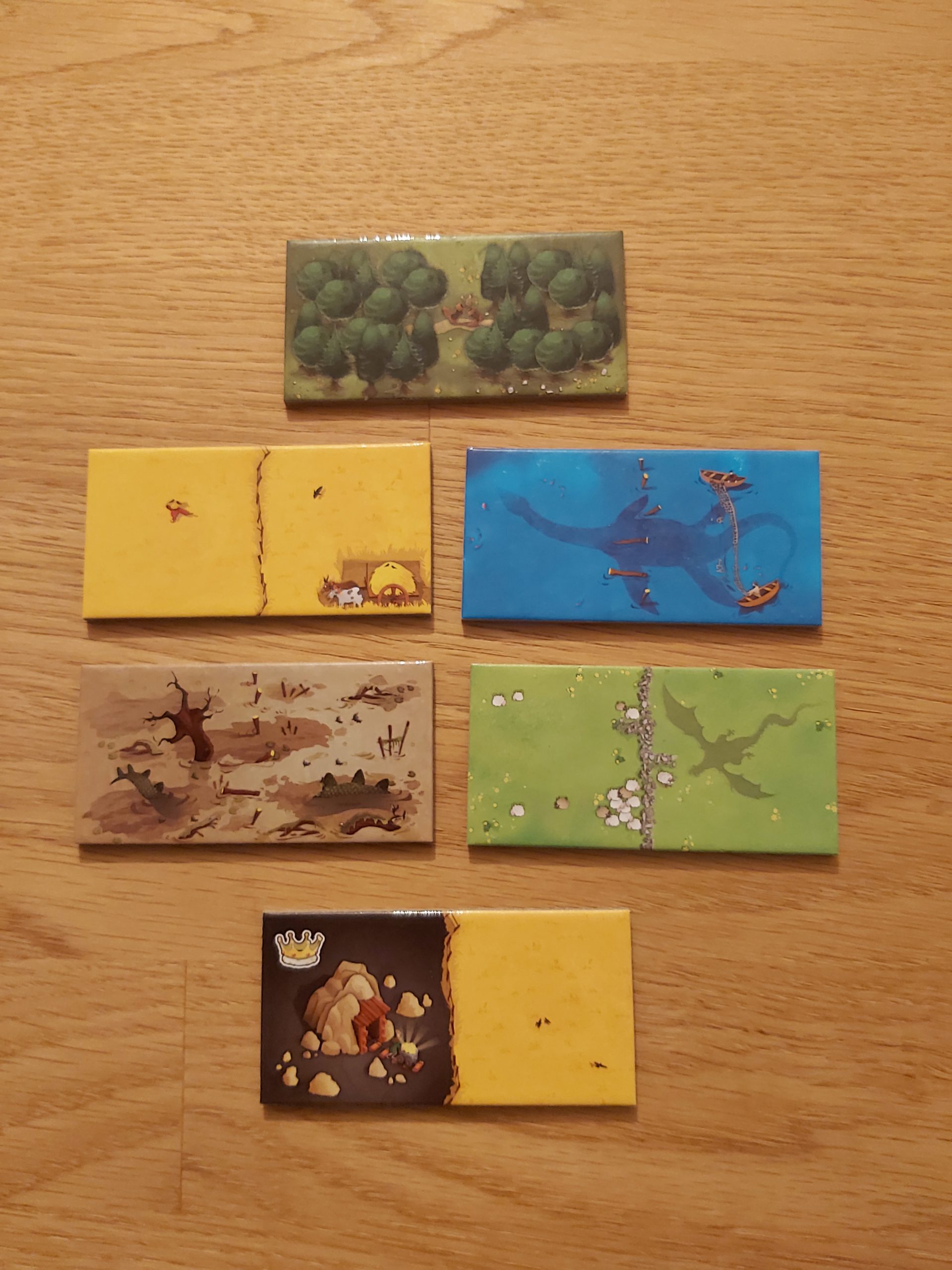 Zu sehen sind die Landschaftsplättchen von Kingdomino. 