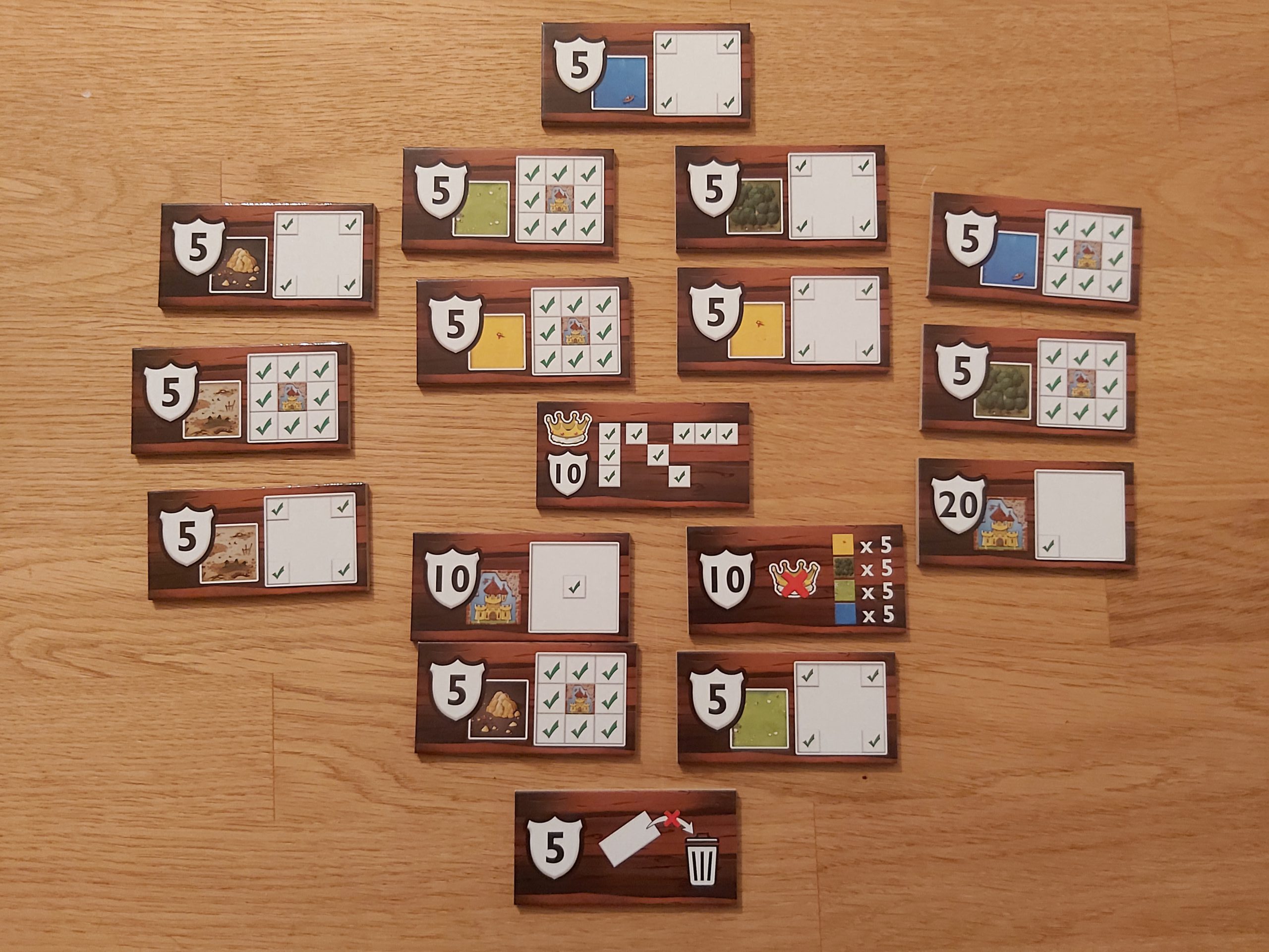 Zu sehen sind die Wertungsplättchen der Erweiterung.