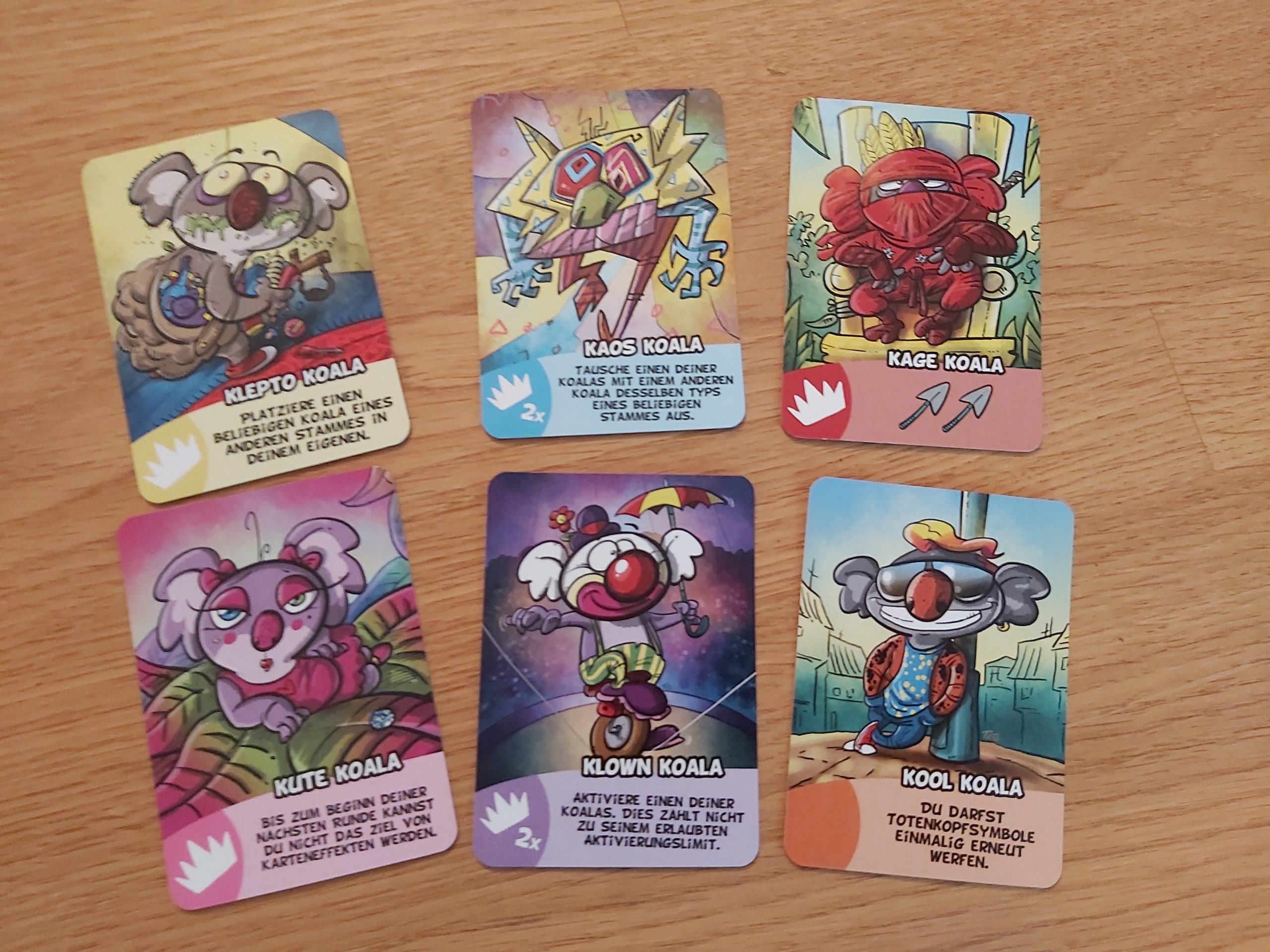 Zu sehen sind die 6 verschiedenen Koala-Oberhäupter von Karnivore Koala