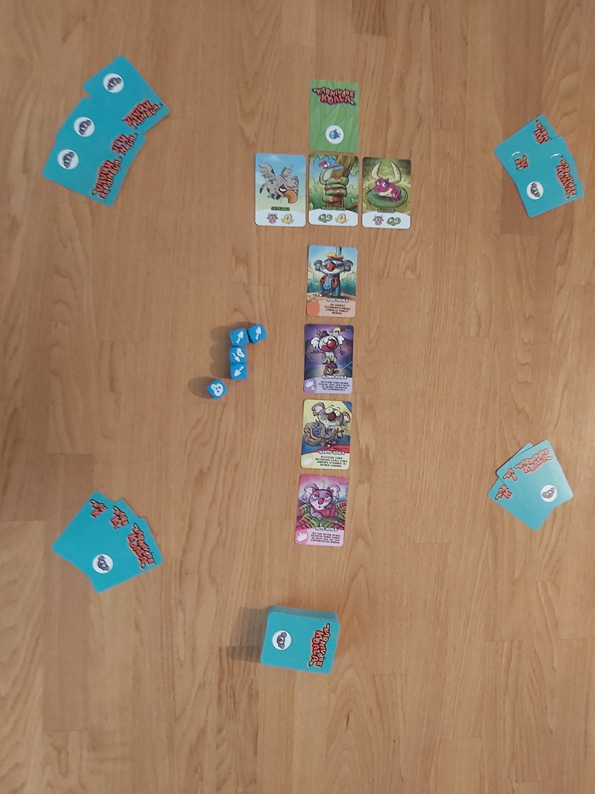 Zu sehen ist der Spielaufbau von Karnivore Koala für 4 Spielende.