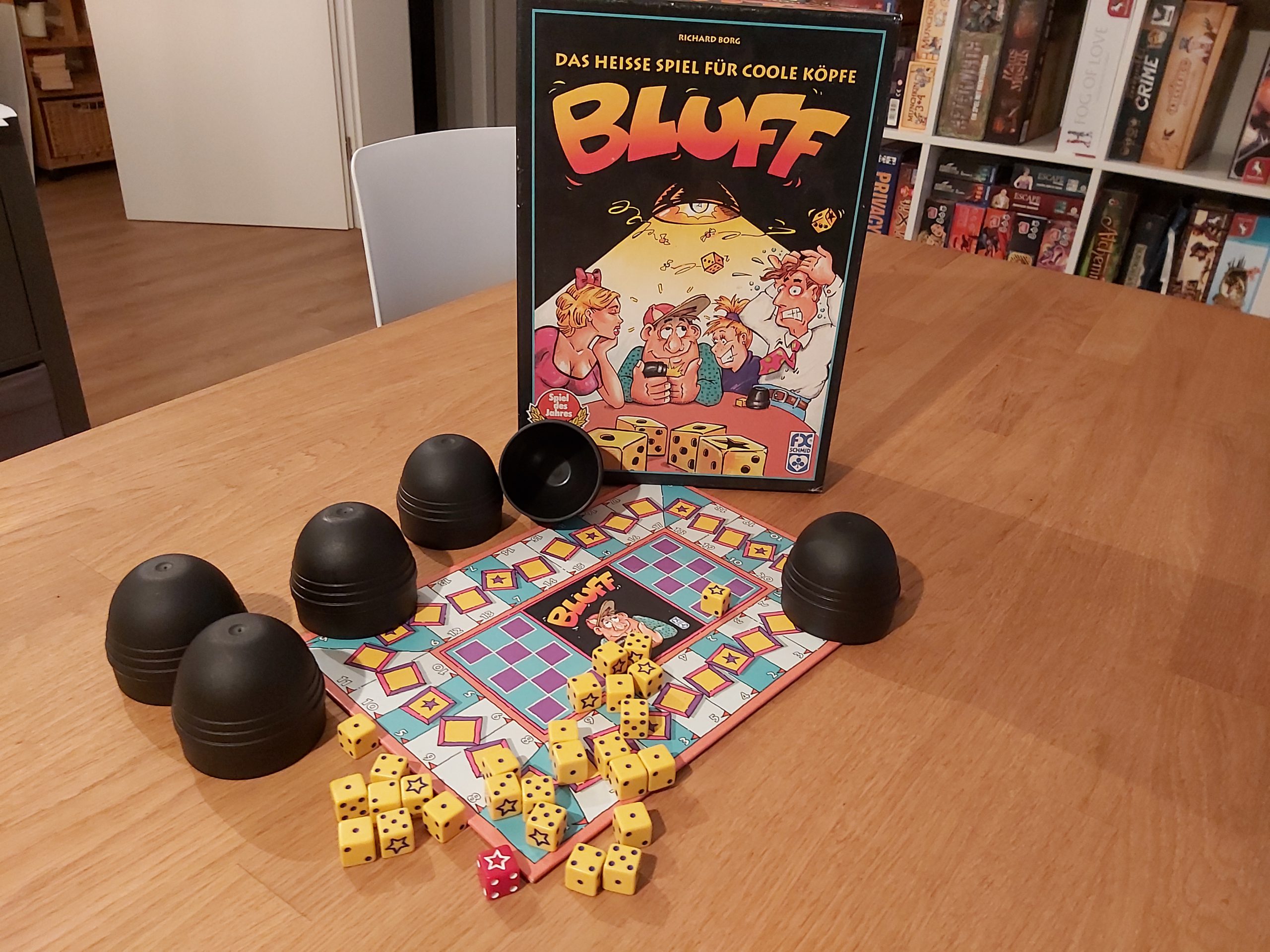 Zu sehen ist Bluff mit dem gesamten Spielmaterial