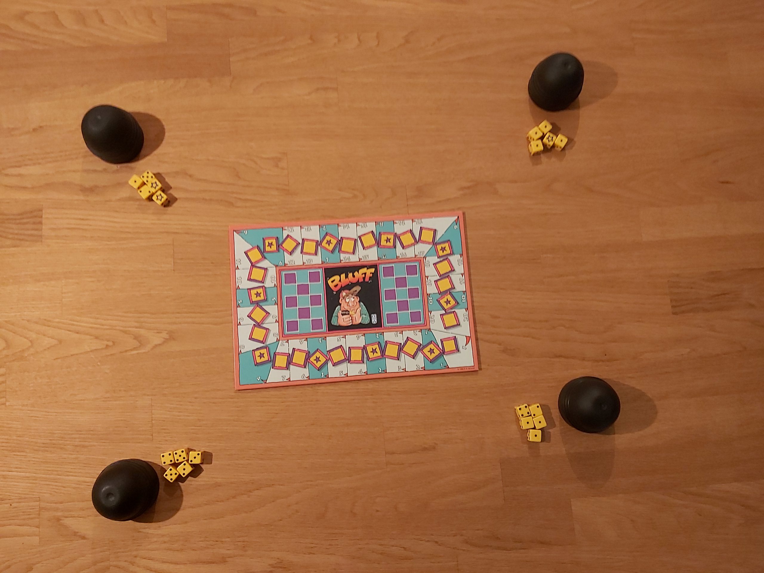 Zu sehen ist der Spielaufbau von Bluff für 4 Spielende.