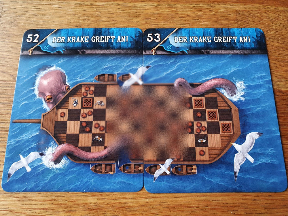 Zwei aneinander gefügte Karten zeigen ein Schiffsdeck, in der Mitte Foto verpixelt