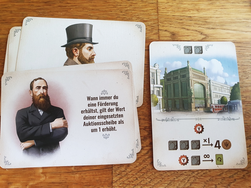 Eine Startkarte mit Produktion und Eine Startkarte mit Charaktereigenschaften