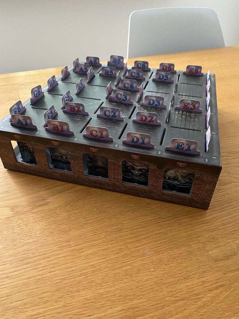 Zu sehen ist das aufgebaute Mystery House Spiel.